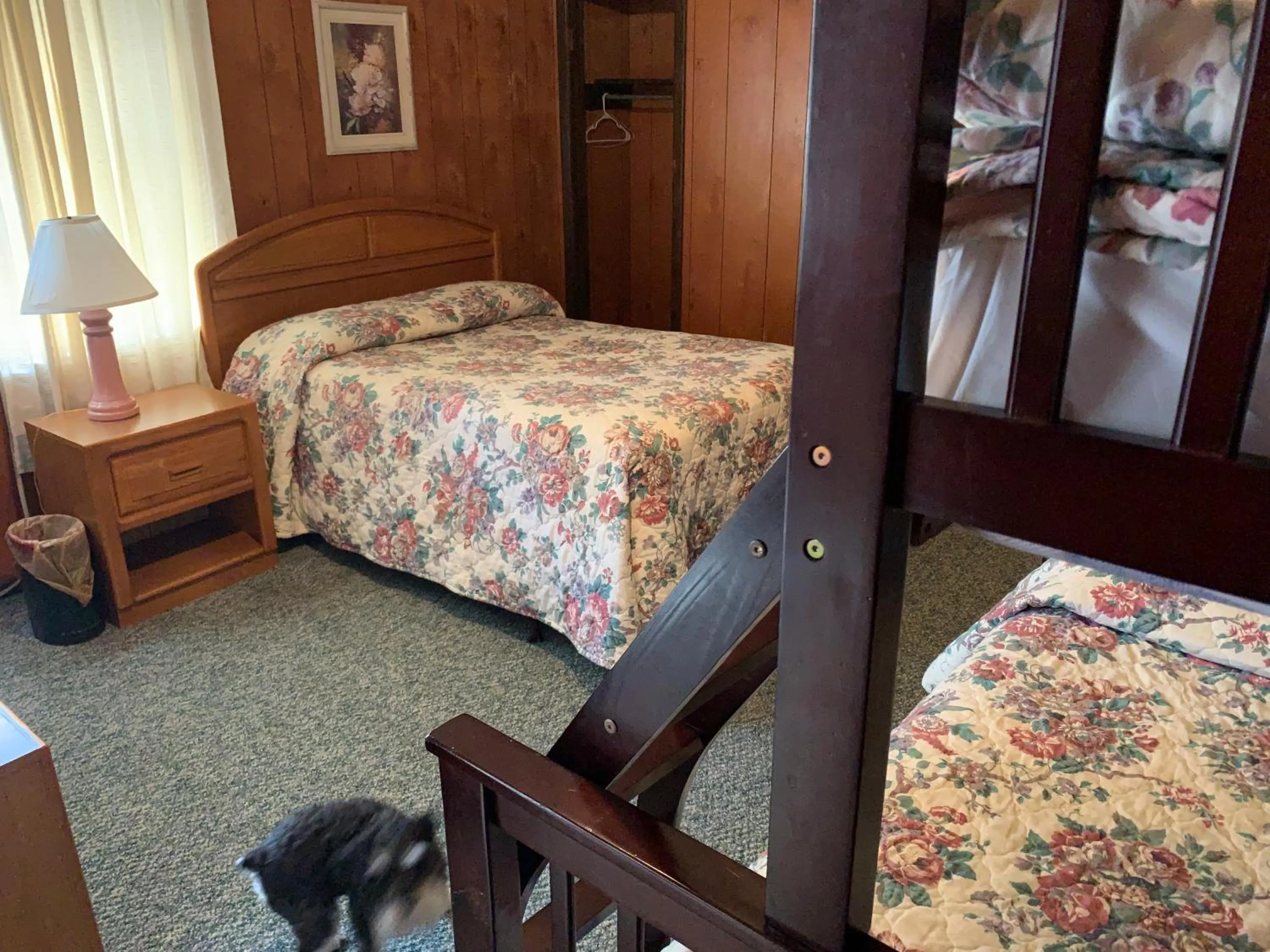 Bed in Phillips Historic Motel & Cottages