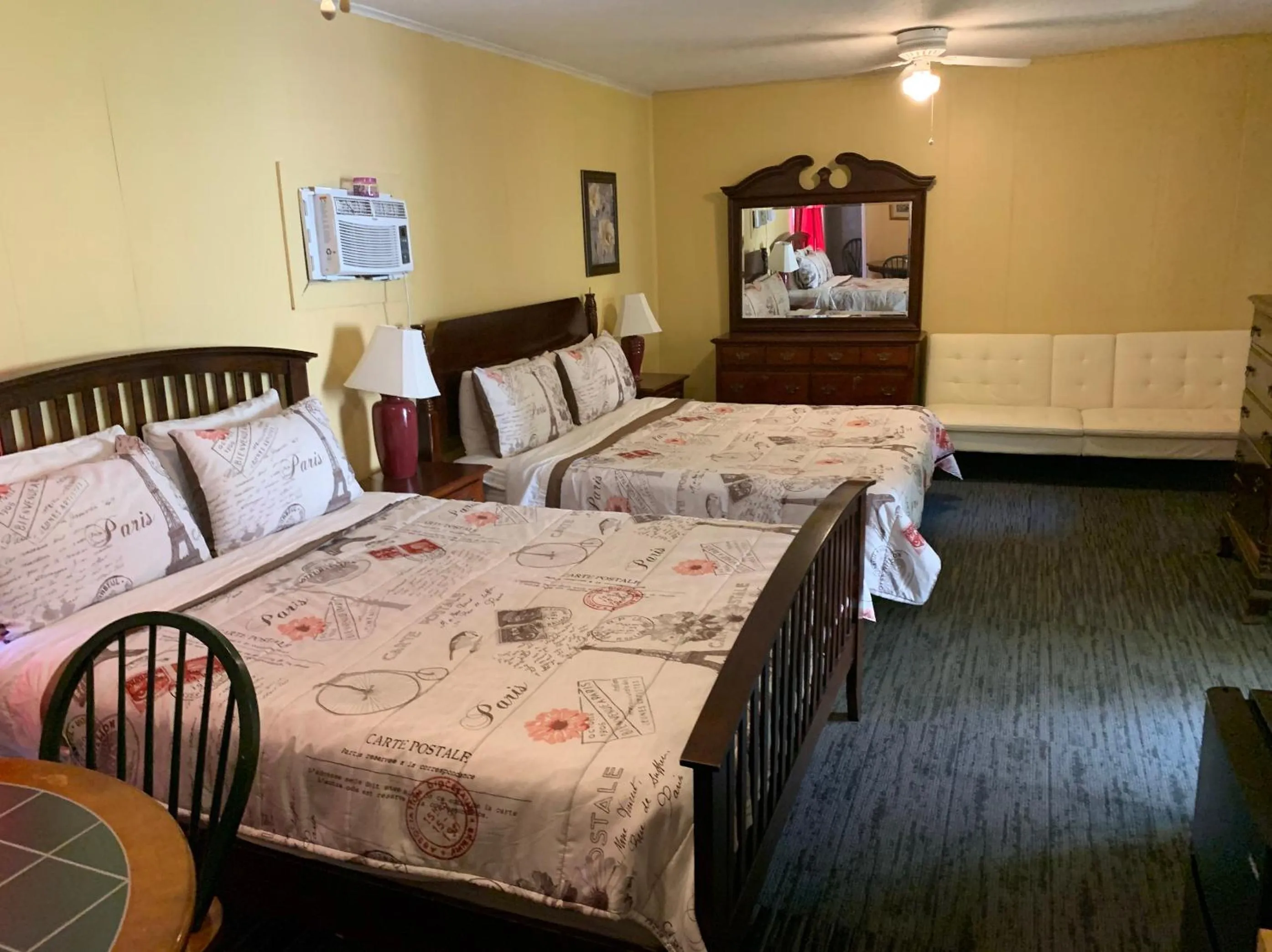 Bed in Phillips Historic Motel & Cottages