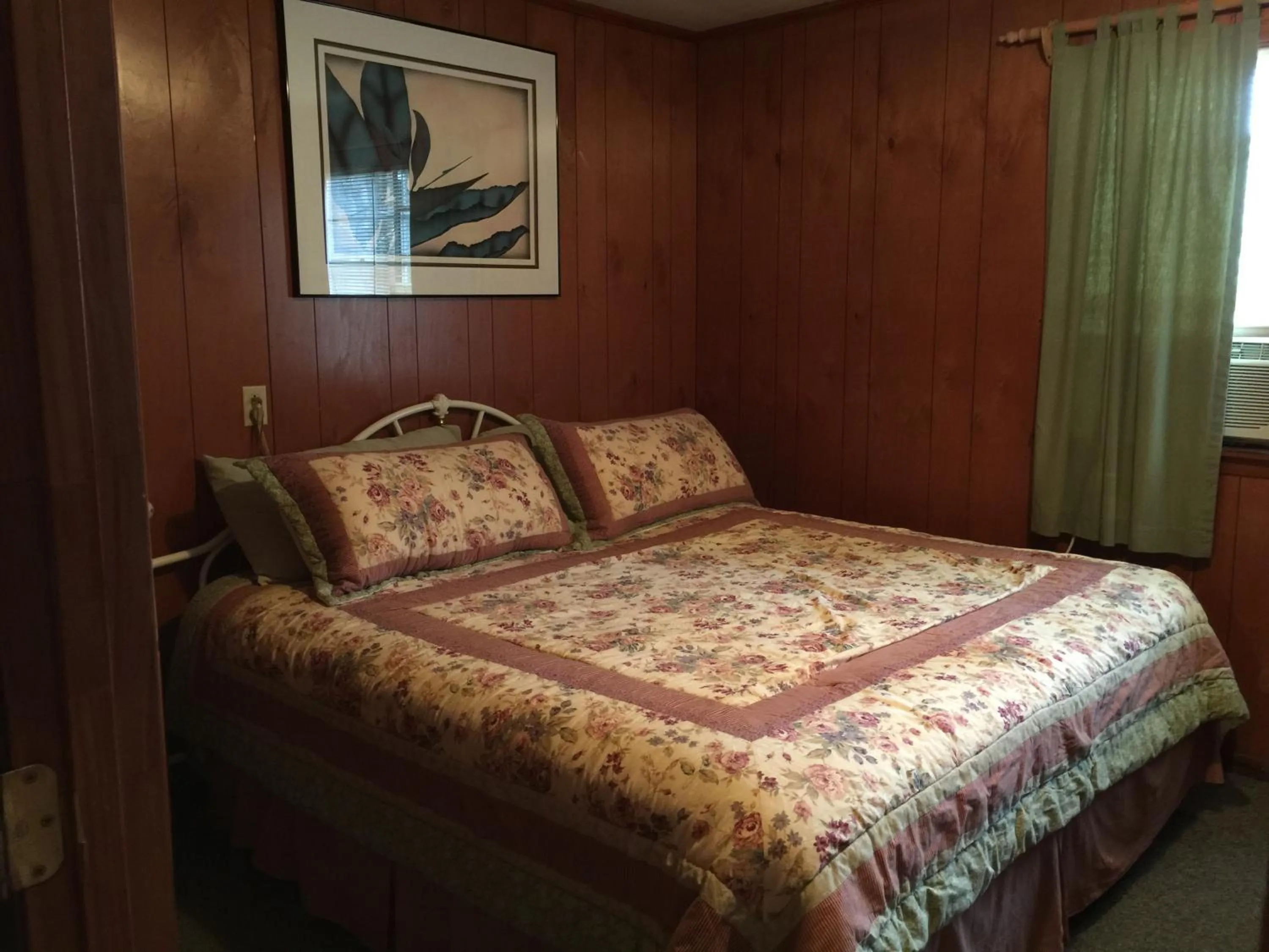 Bed in Phillips Historic Motel & Cottages
