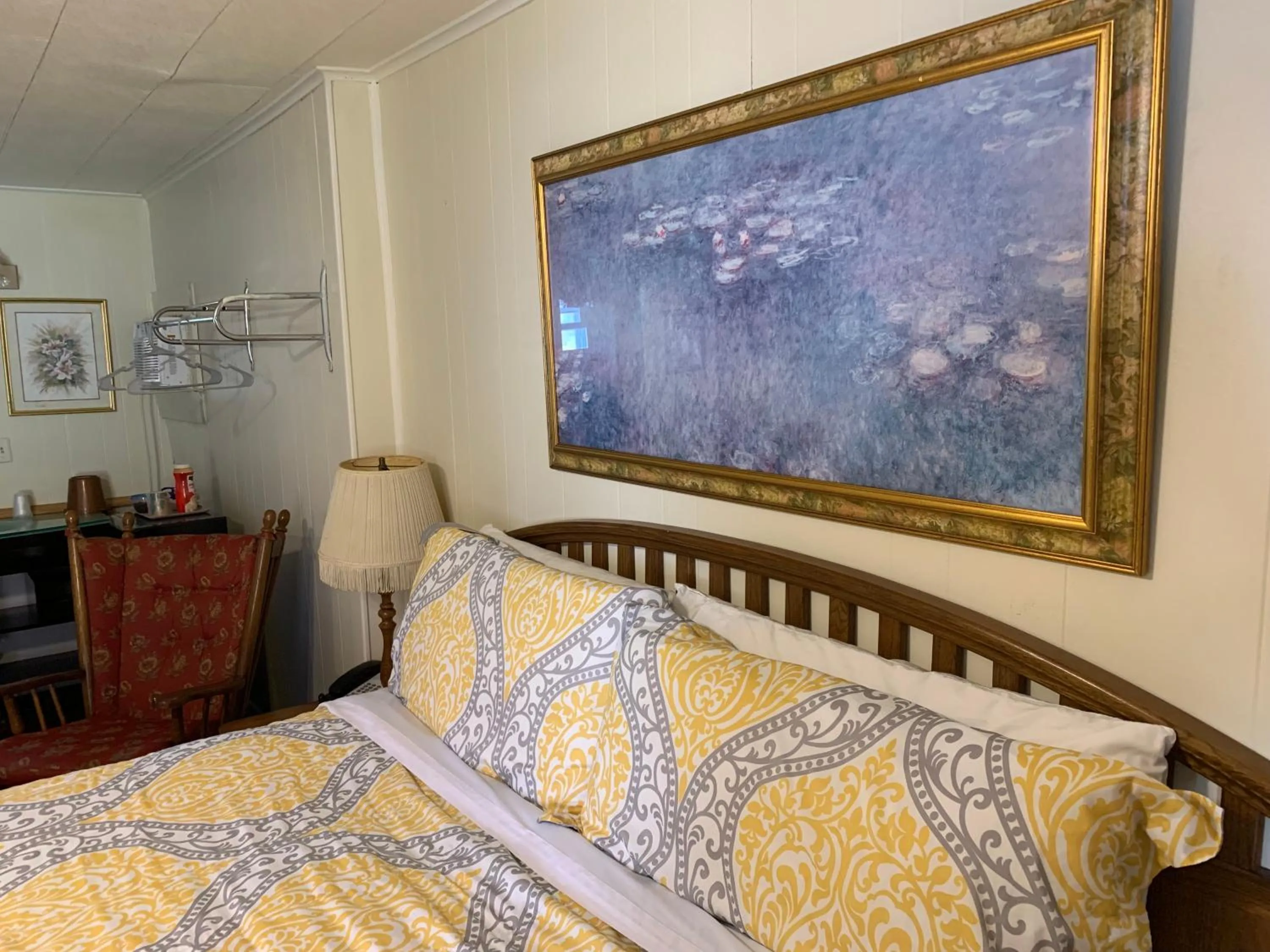 Bed in Phillips Historic Motel & Cottages