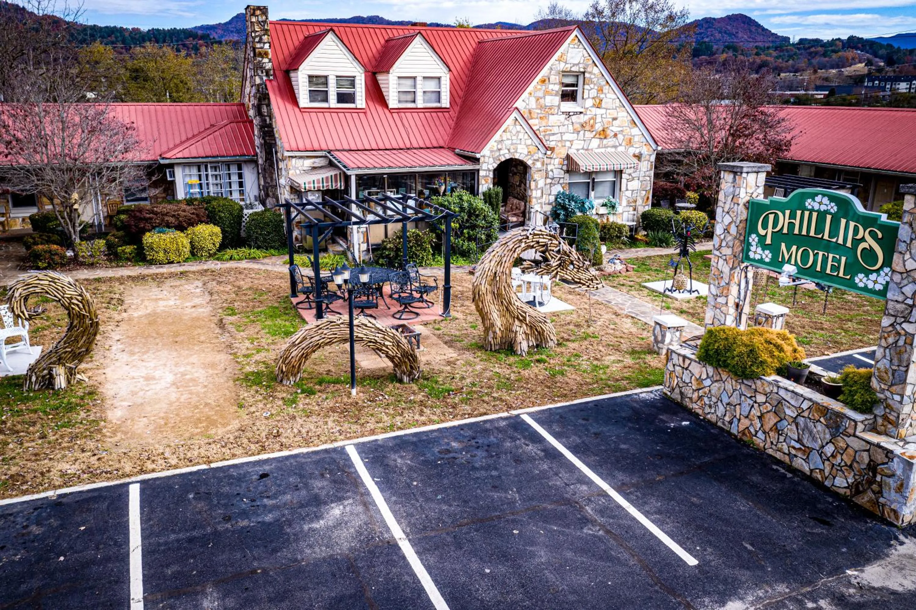 Property building in Phillips Historic Motel & Cottages