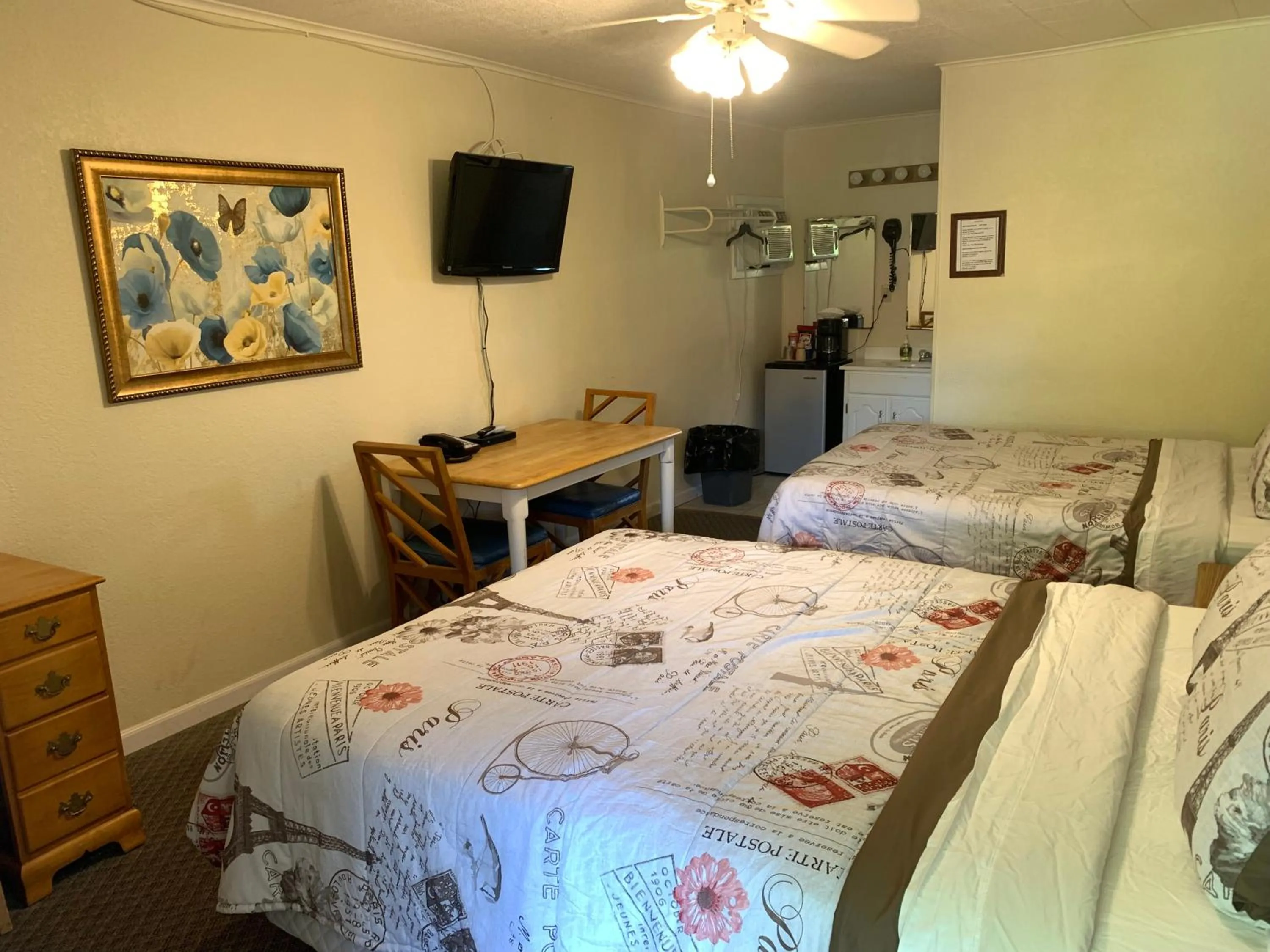 Bed in Phillips Historic Motel & Cottages