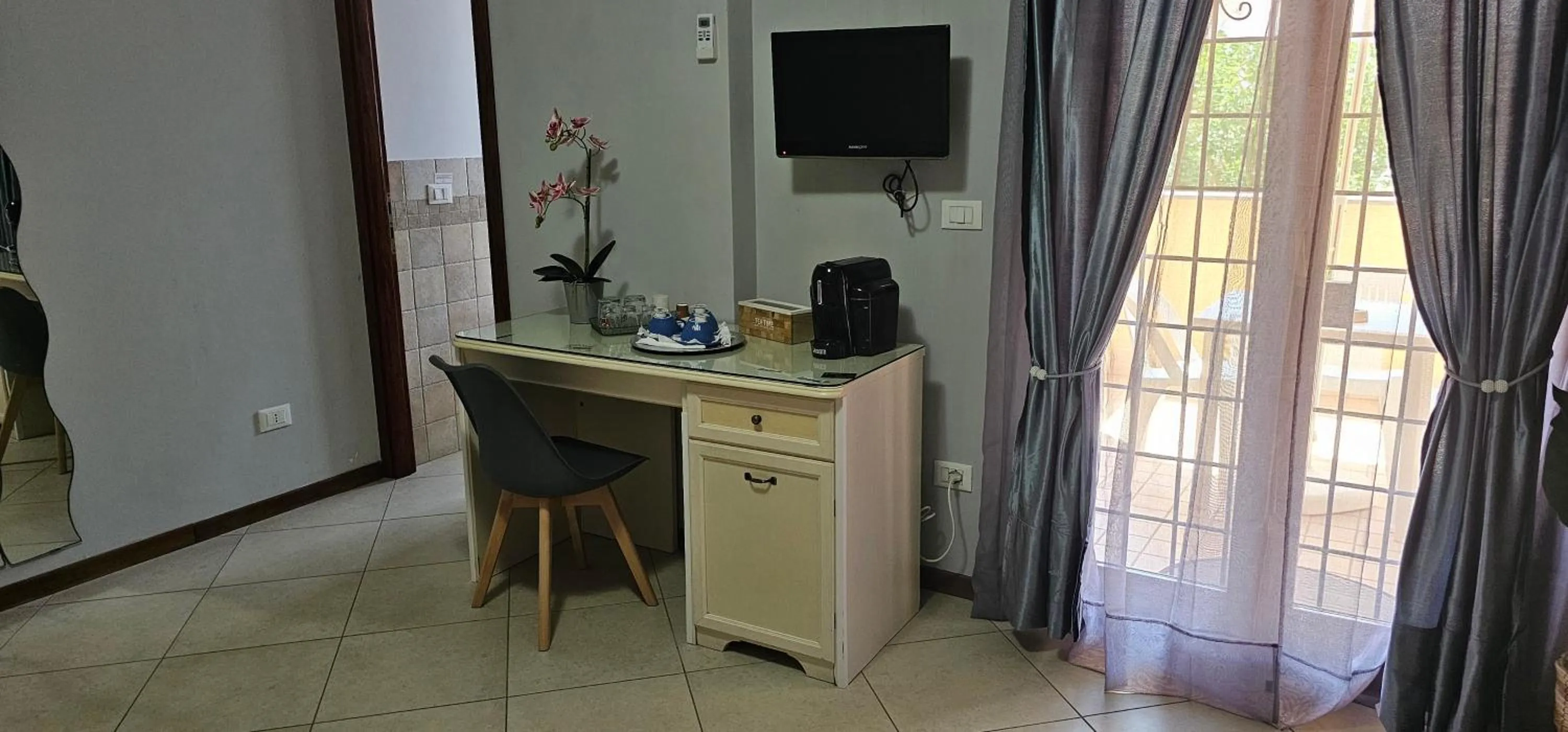 Photo of the whole room in Fiumicino Inn Airport