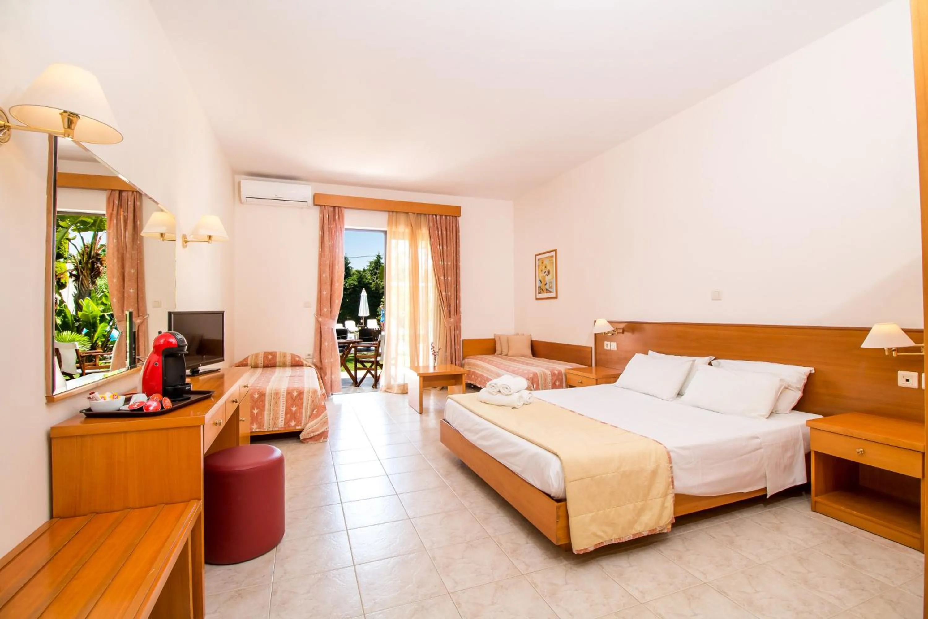 Photo of the whole room, Bed in Stavros Melathron Studios