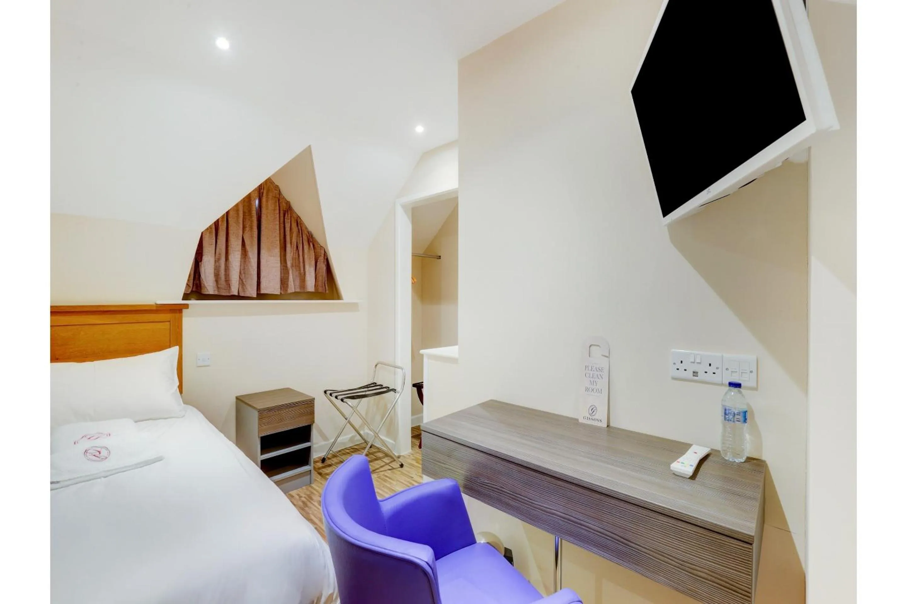 Bedroom, Bed in The Gissons Hotel - Exeter Airport & M5