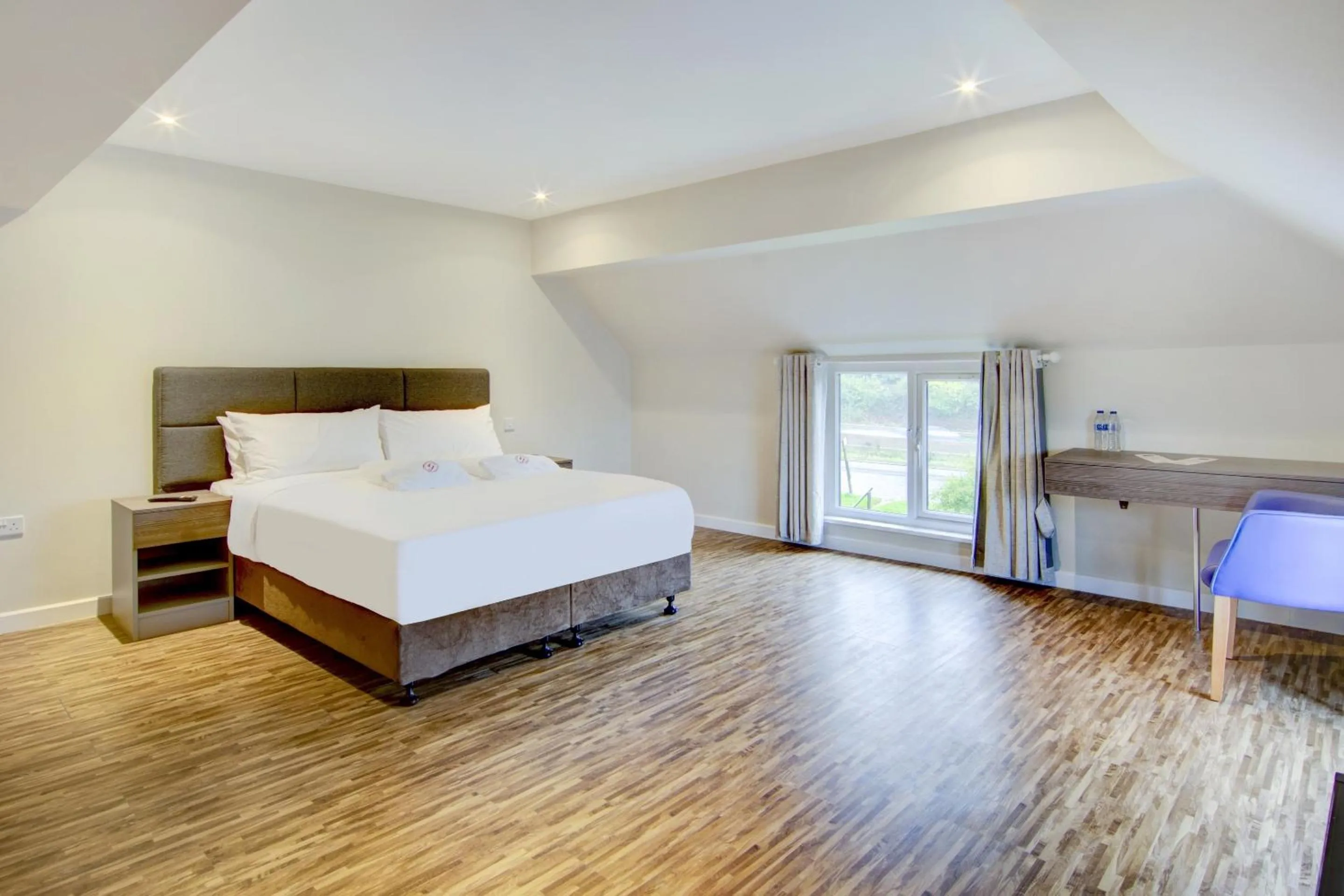 Bedroom, Bed in The Gissons Hotel - Exeter Airport & M5