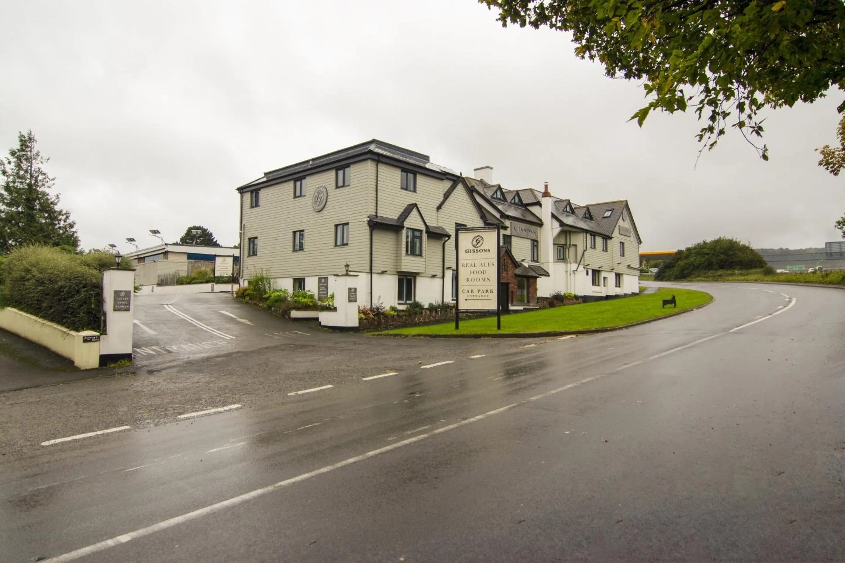 Facade/entrance in The Gissons Hotel - Exeter Airport & M5