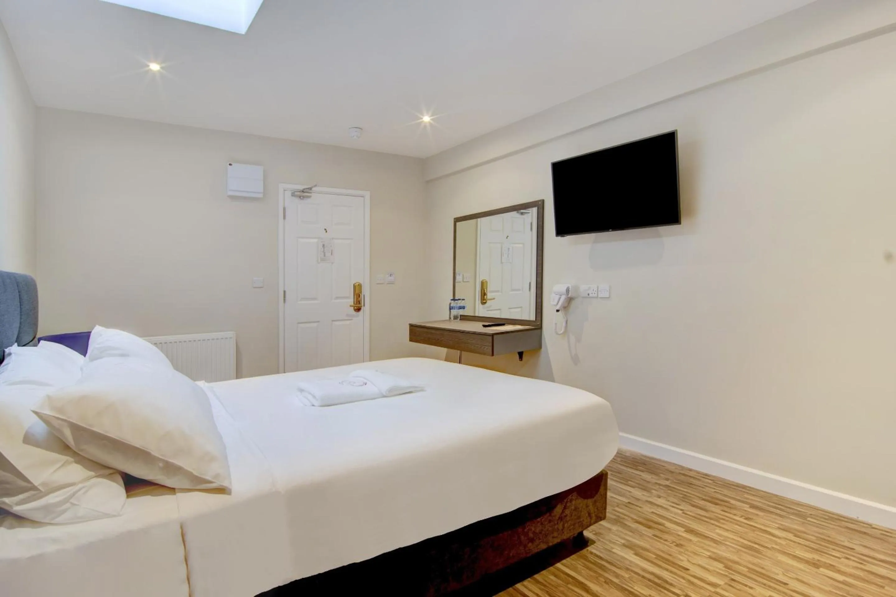 Bedroom, Bed in The Gissons Hotel - Exeter Airport & M5