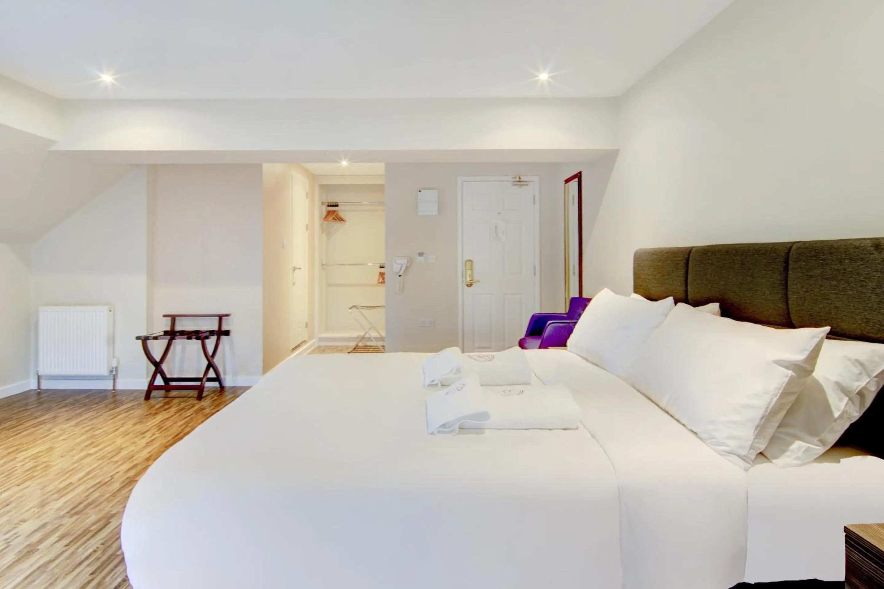 Bedroom, Bed in The Gissons Hotel - Exeter Airport & M5