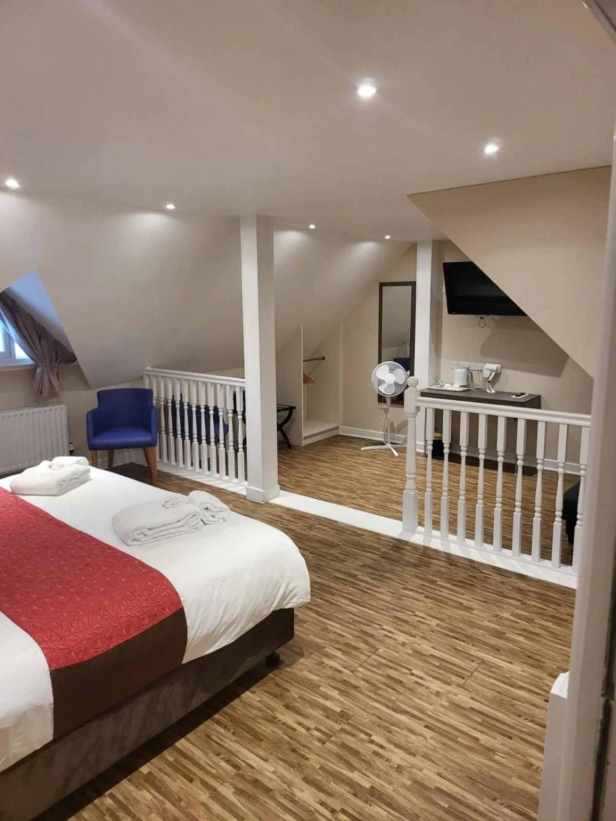 Bedroom, Bed in The Gissons Hotel - Exeter Airport & M5