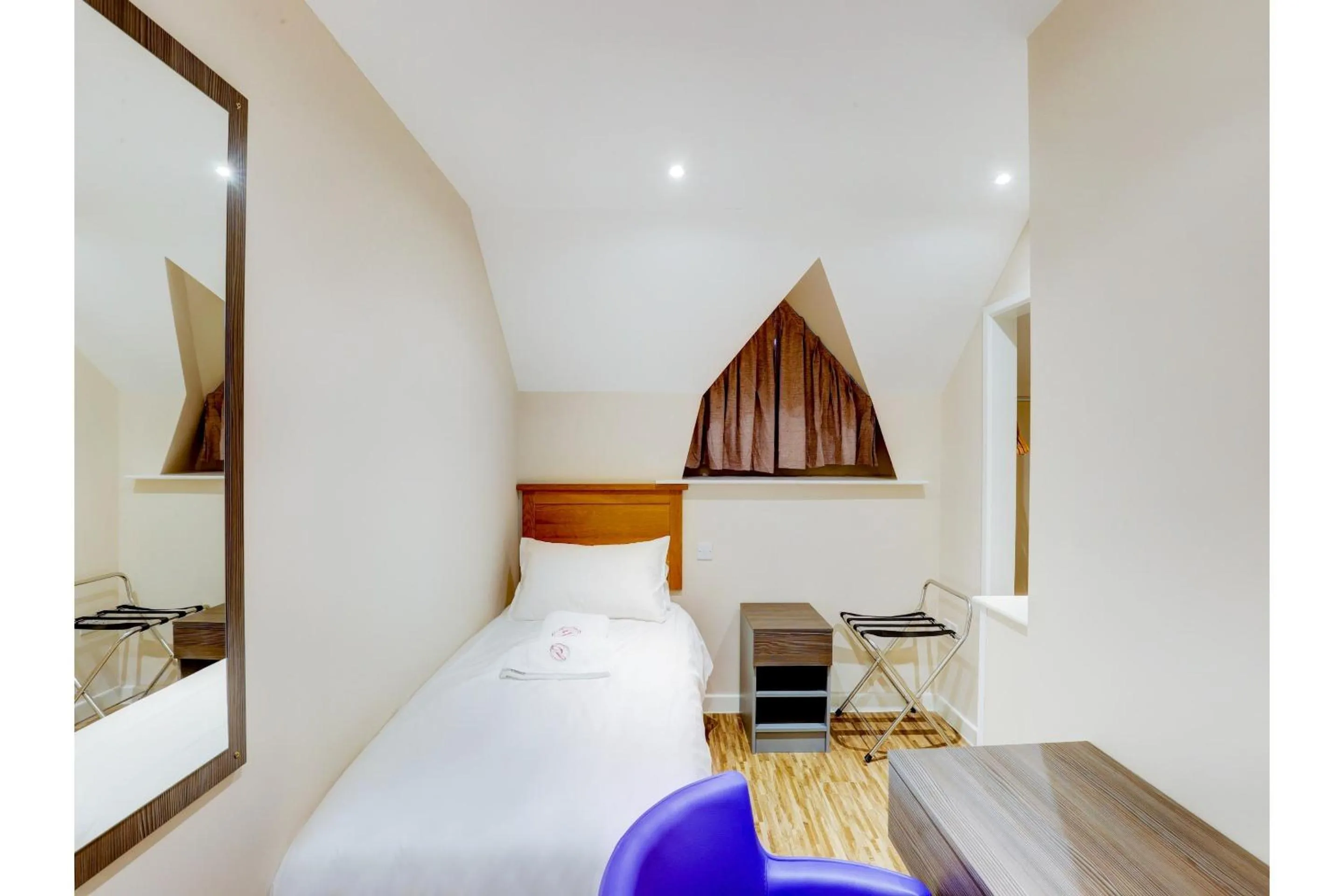 Bedroom, Bed in The Gissons Hotel - Exeter Airport & M5