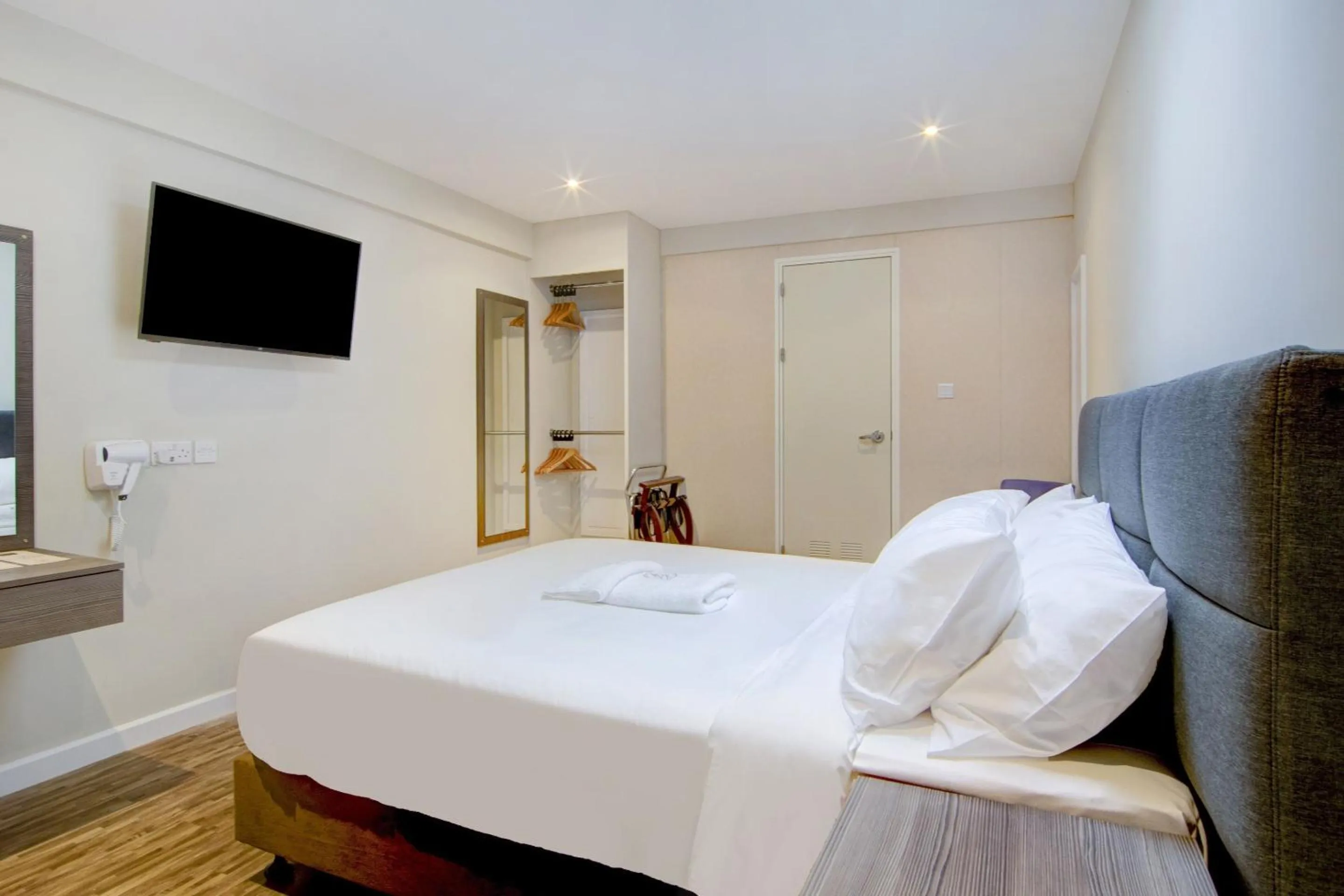 Bedroom, Bed in The Gissons Hotel - Exeter Airport & M5