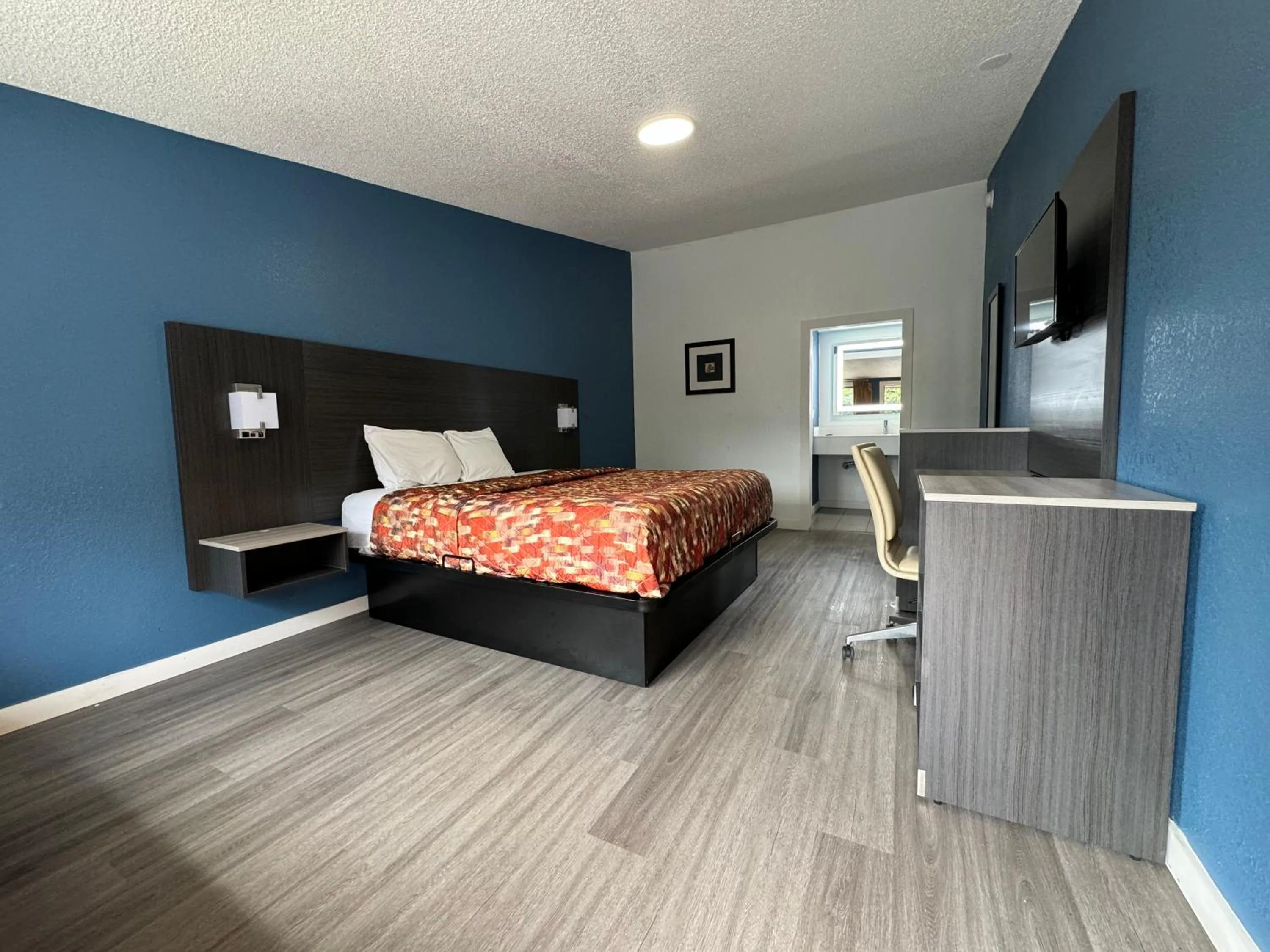 Bed in Knights Inn Greenville