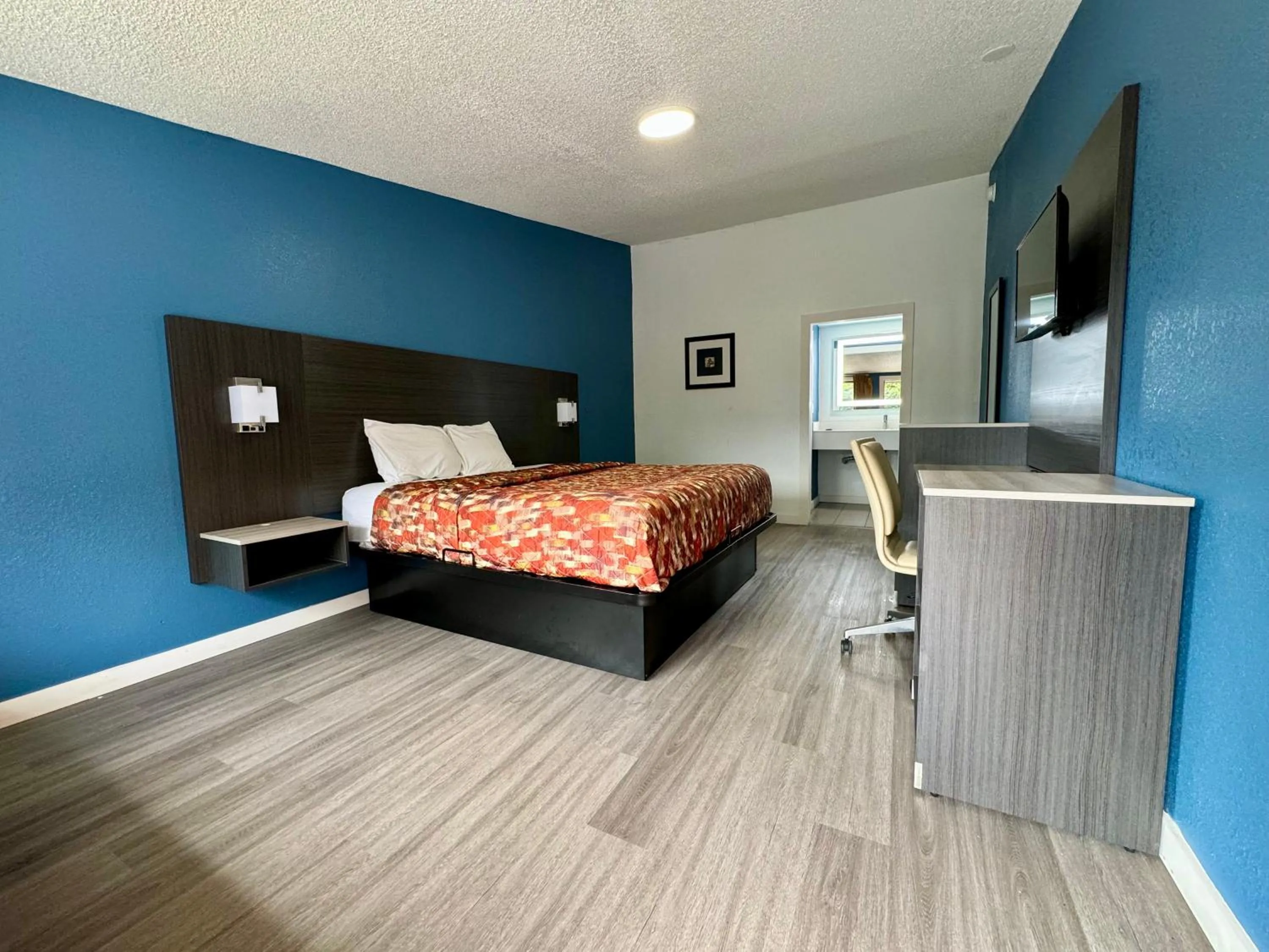 Bed in Knights Inn Greenville