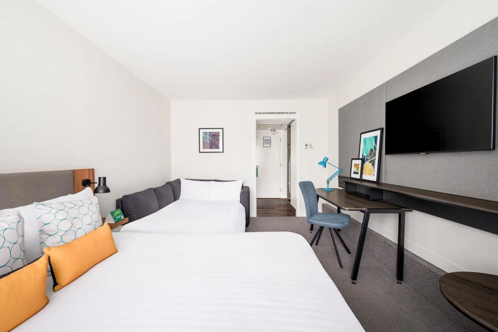 Photo of the whole room, Bed in Holiday Inn Birmingham M6, Jct7 by IHG