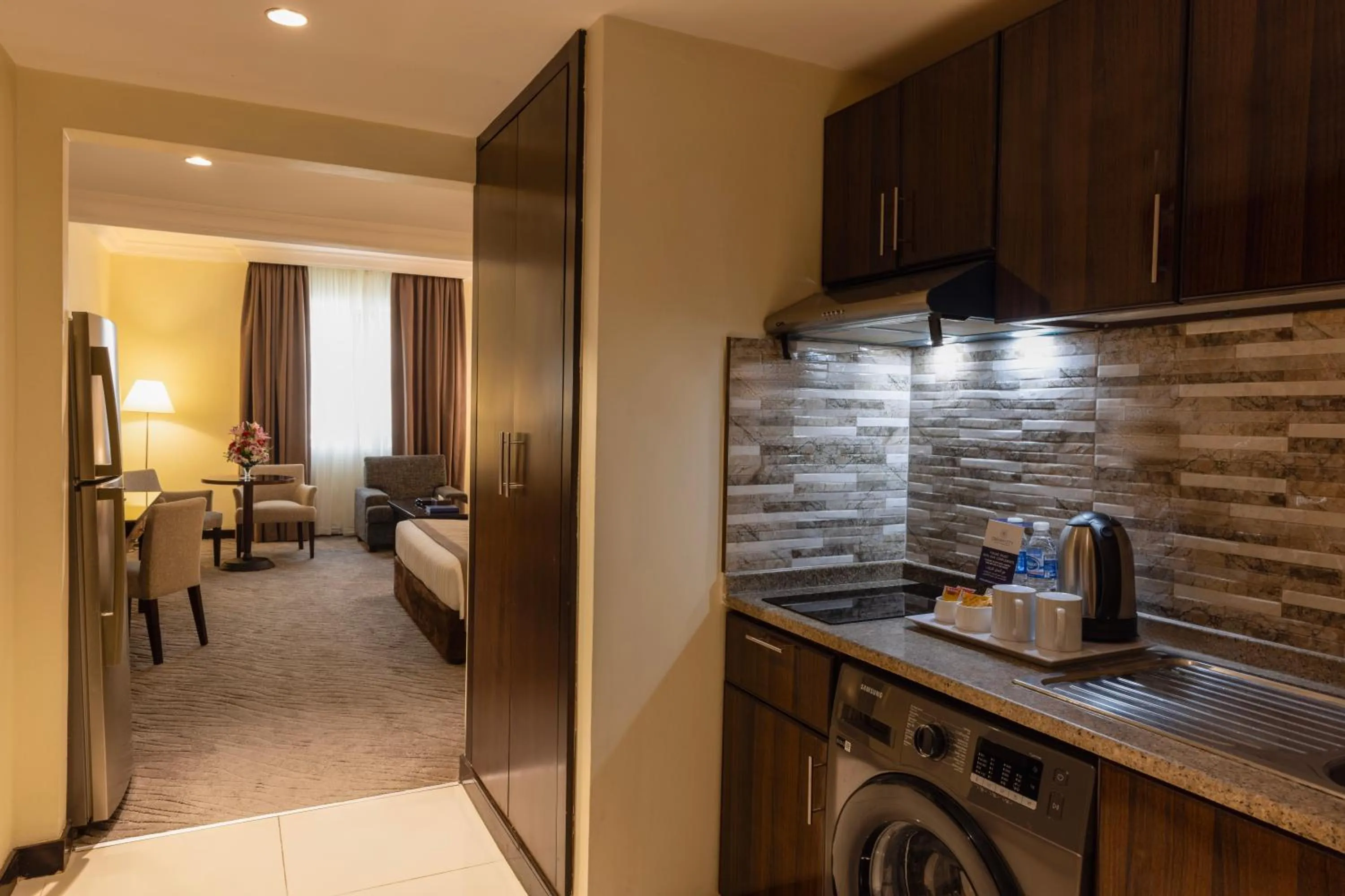 Kitchen or kitchenette, Bed in Dream City Hotel Apartments LLC