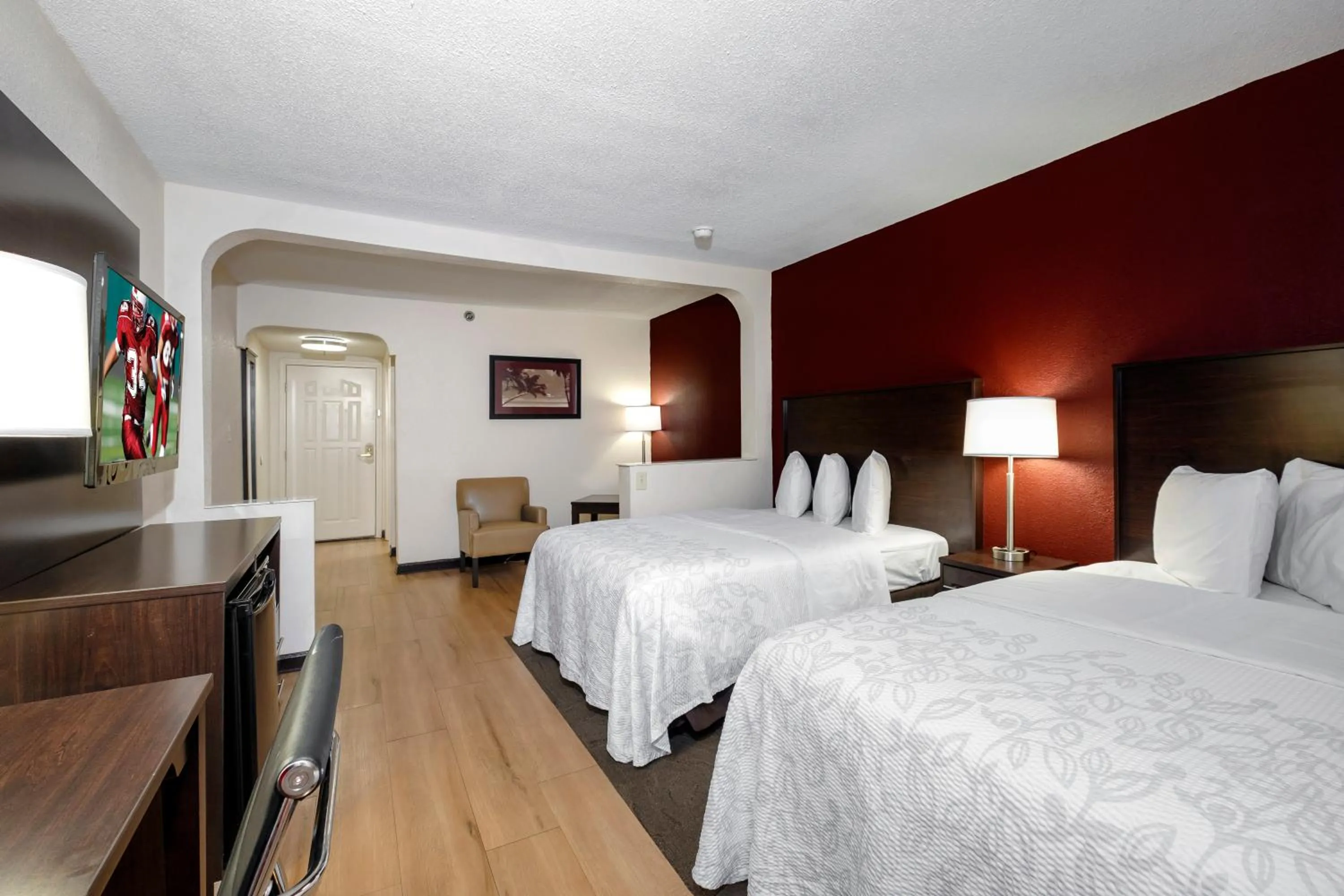 Photo of the whole room, Bed in Red Roof Inn PLUS+ & Suites Opelika