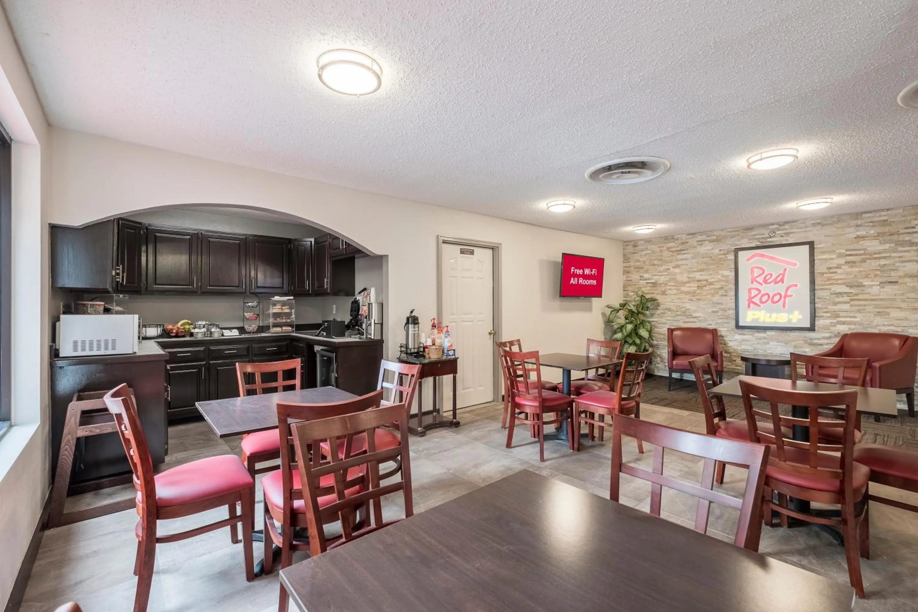 Lobby or reception in Red Roof Inn PLUS+ & Suites Opelika