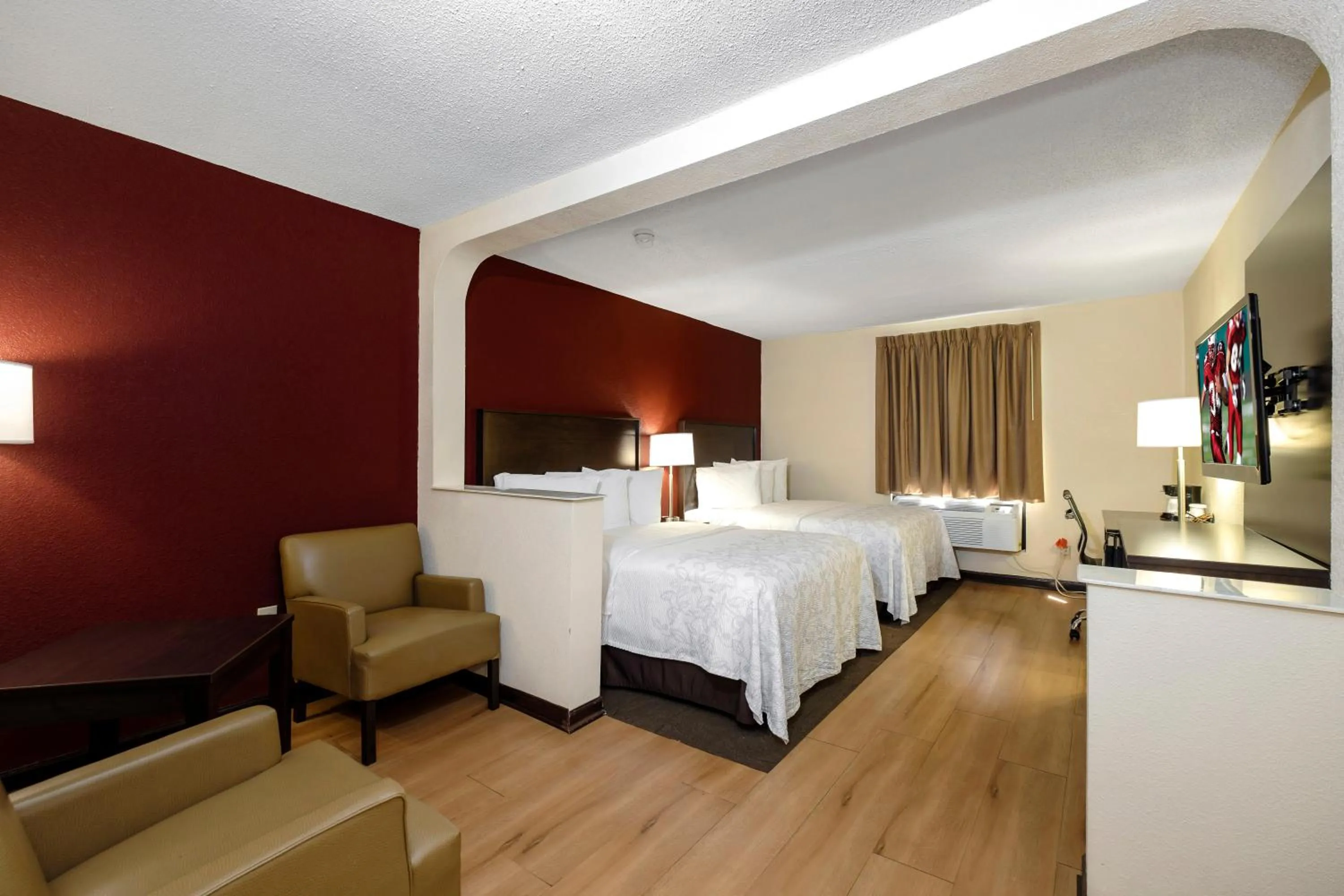 Photo of the whole room, Bed in Red Roof Inn PLUS+ & Suites Opelika