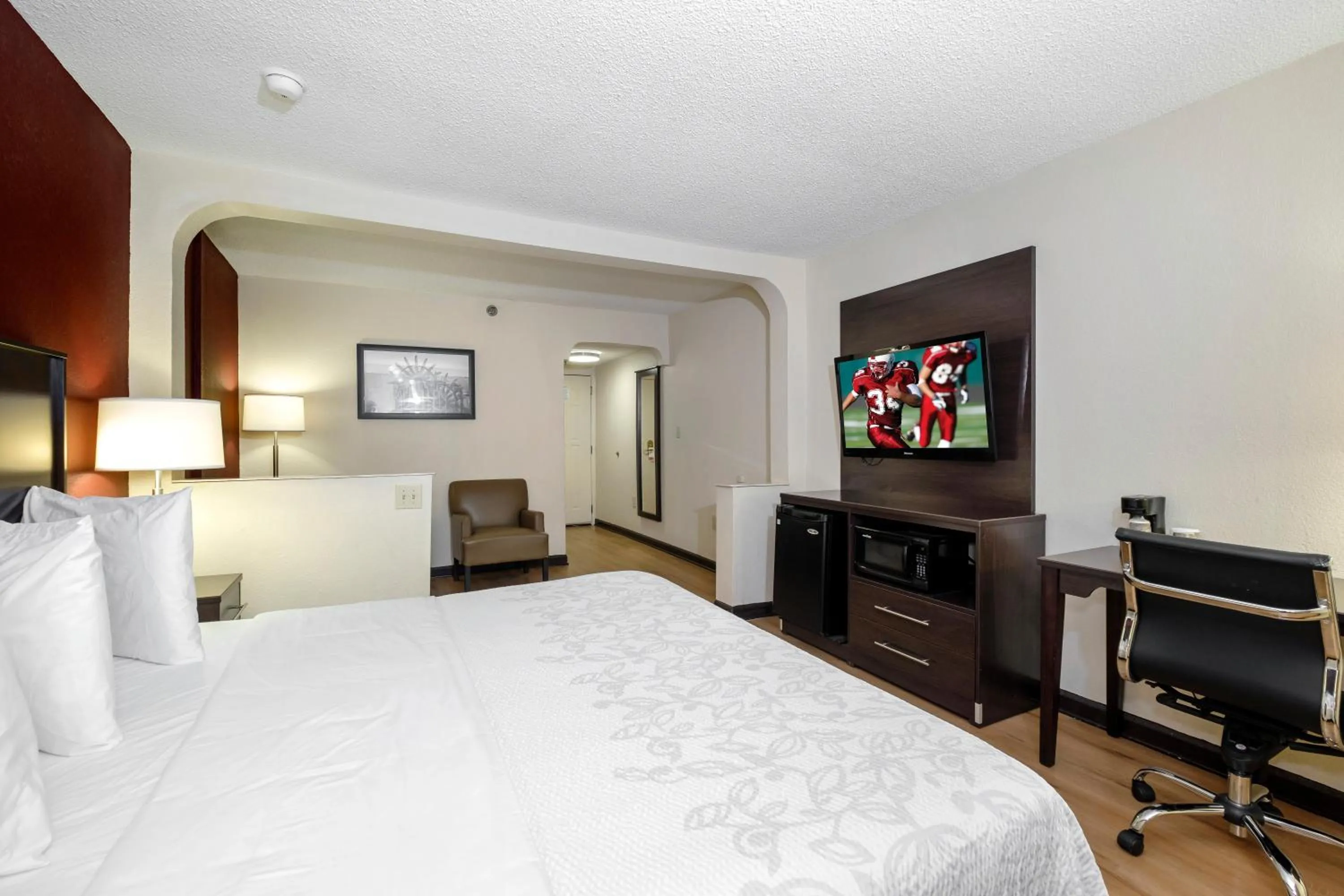 Photo of the whole room, Bed in Red Roof Inn PLUS+ & Suites Opelika