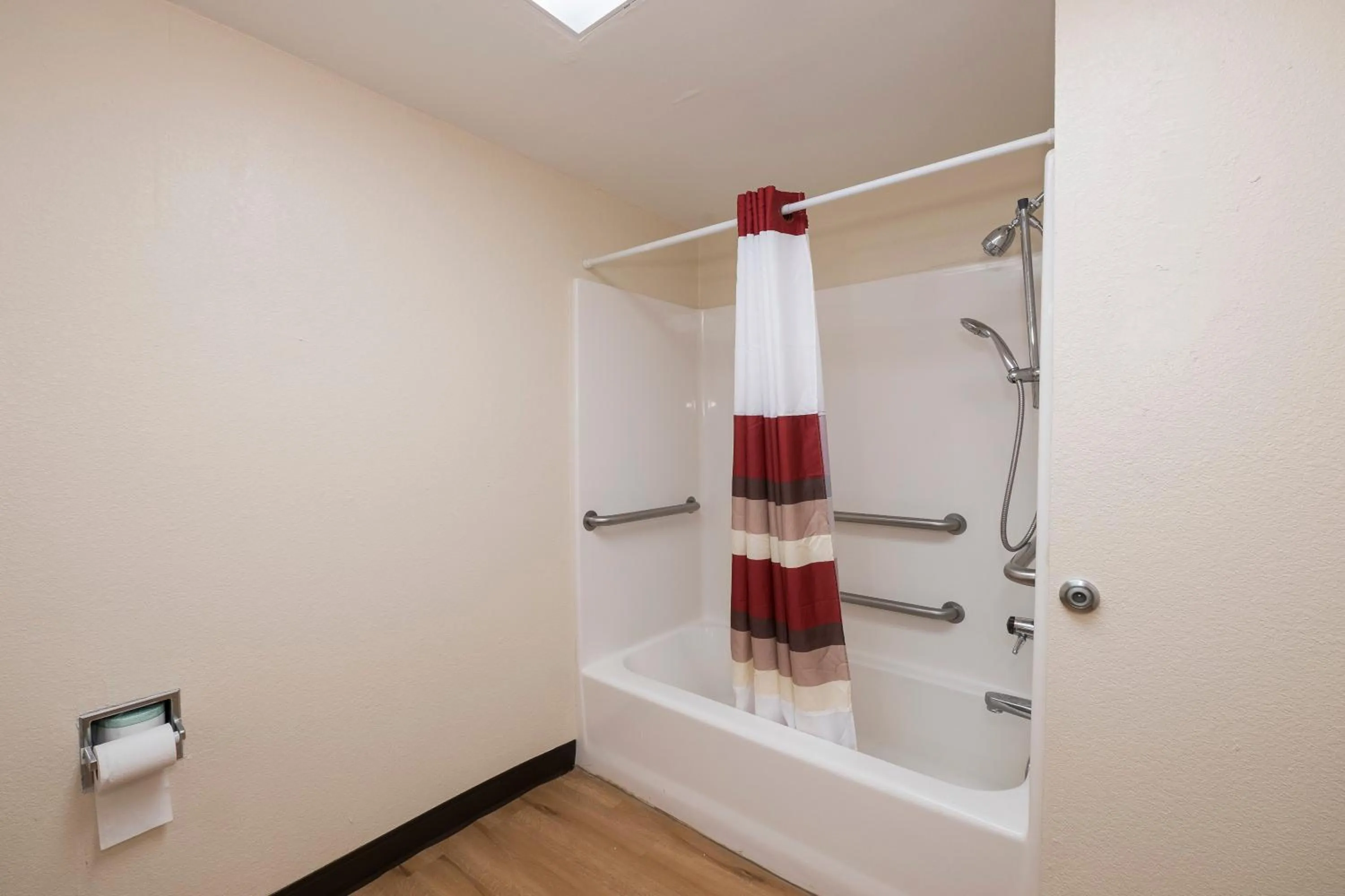 Bathroom in Red Roof Inn PLUS+ & Suites Opelika