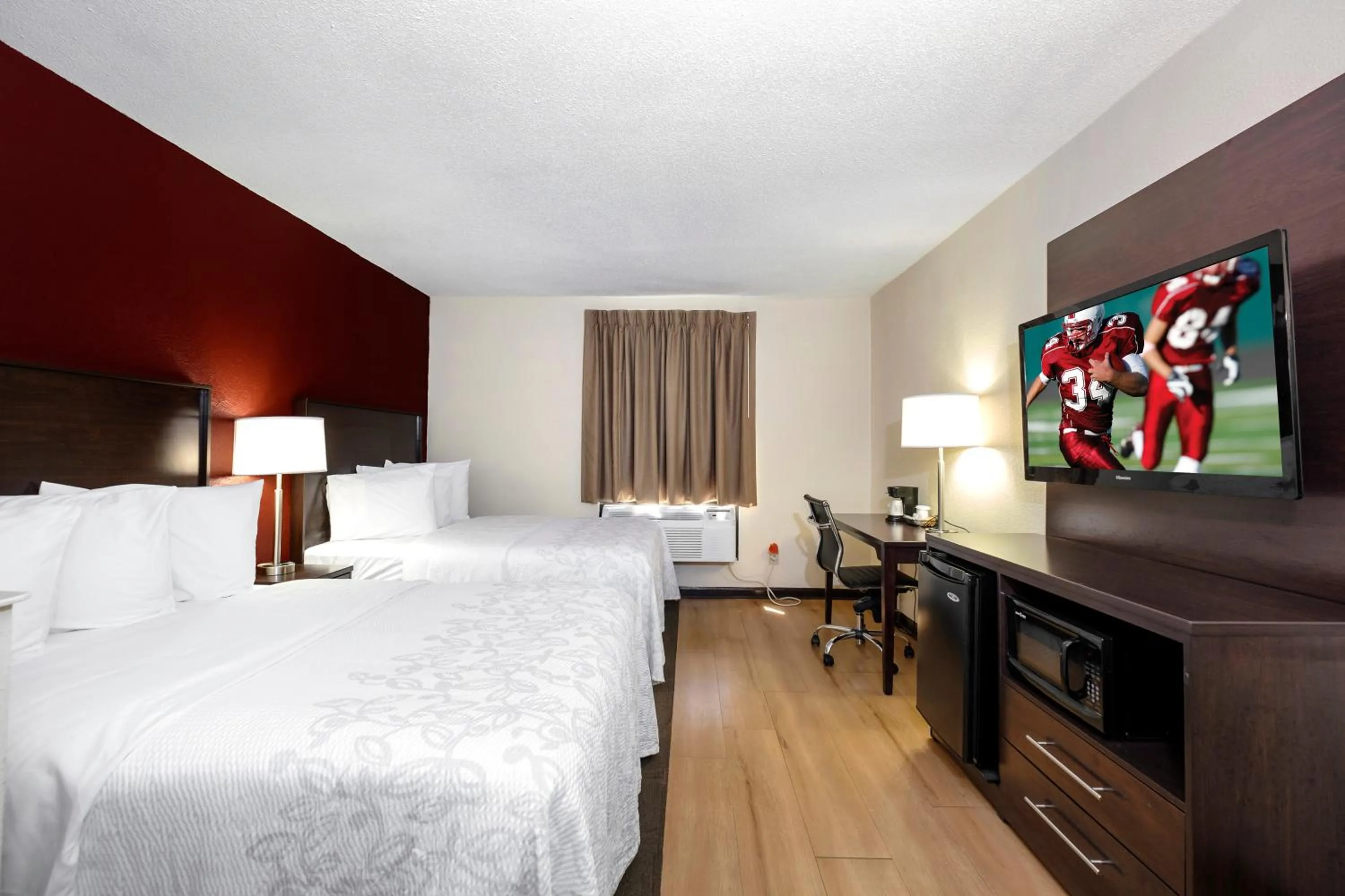 Photo of the whole room, Bed in Red Roof Inn PLUS+ & Suites Opelika