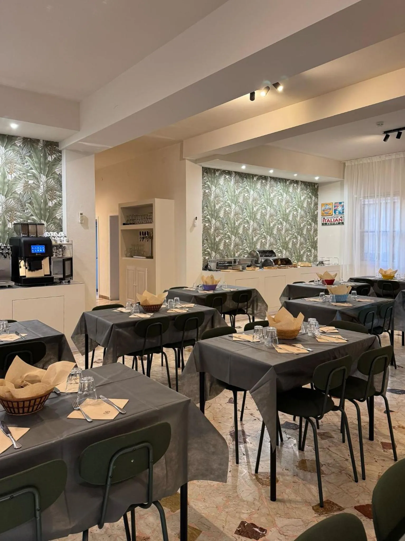 Restaurant/places to eat in Hotel Eureka