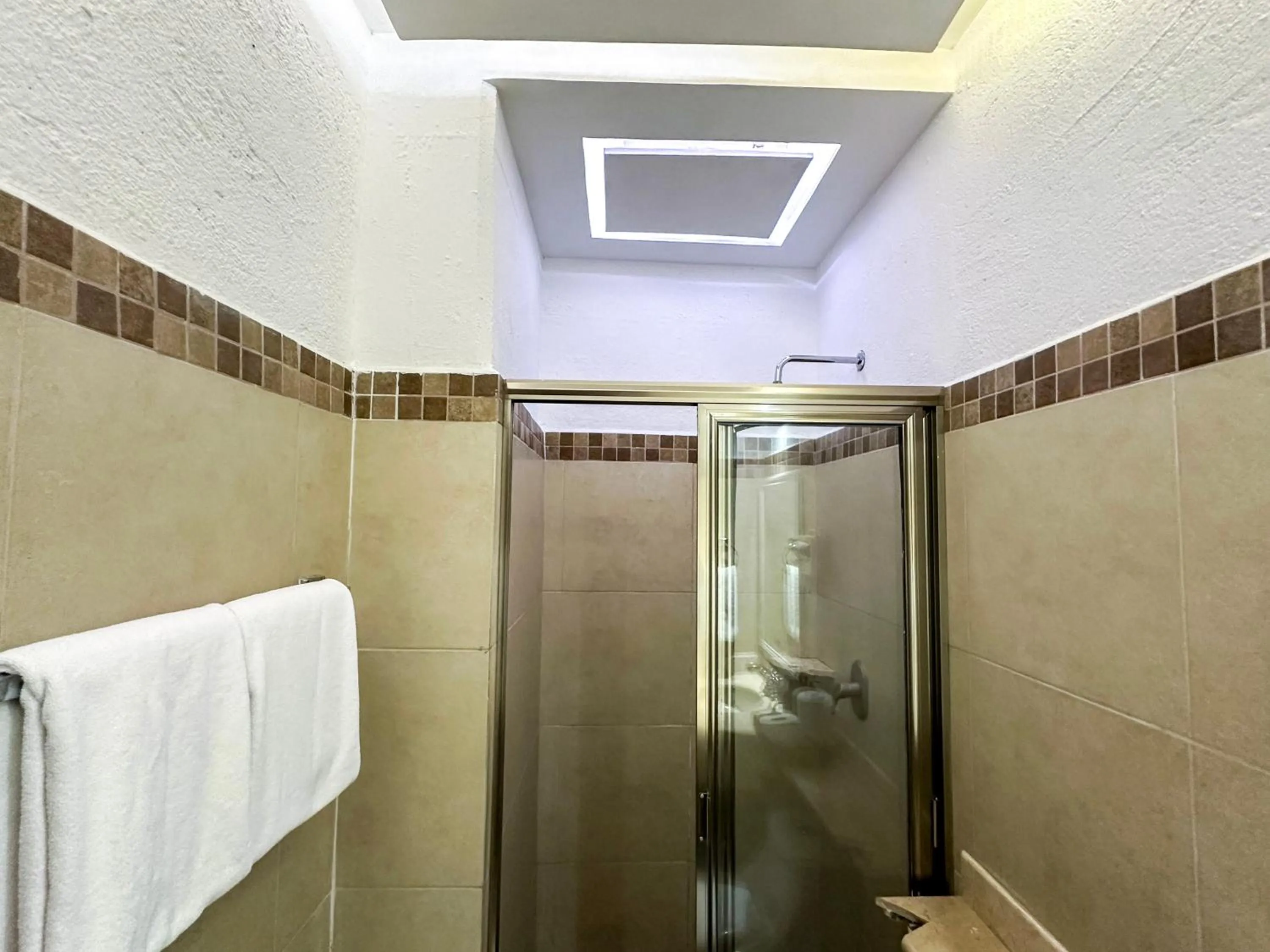 Shower in Best Western Posada Chahue