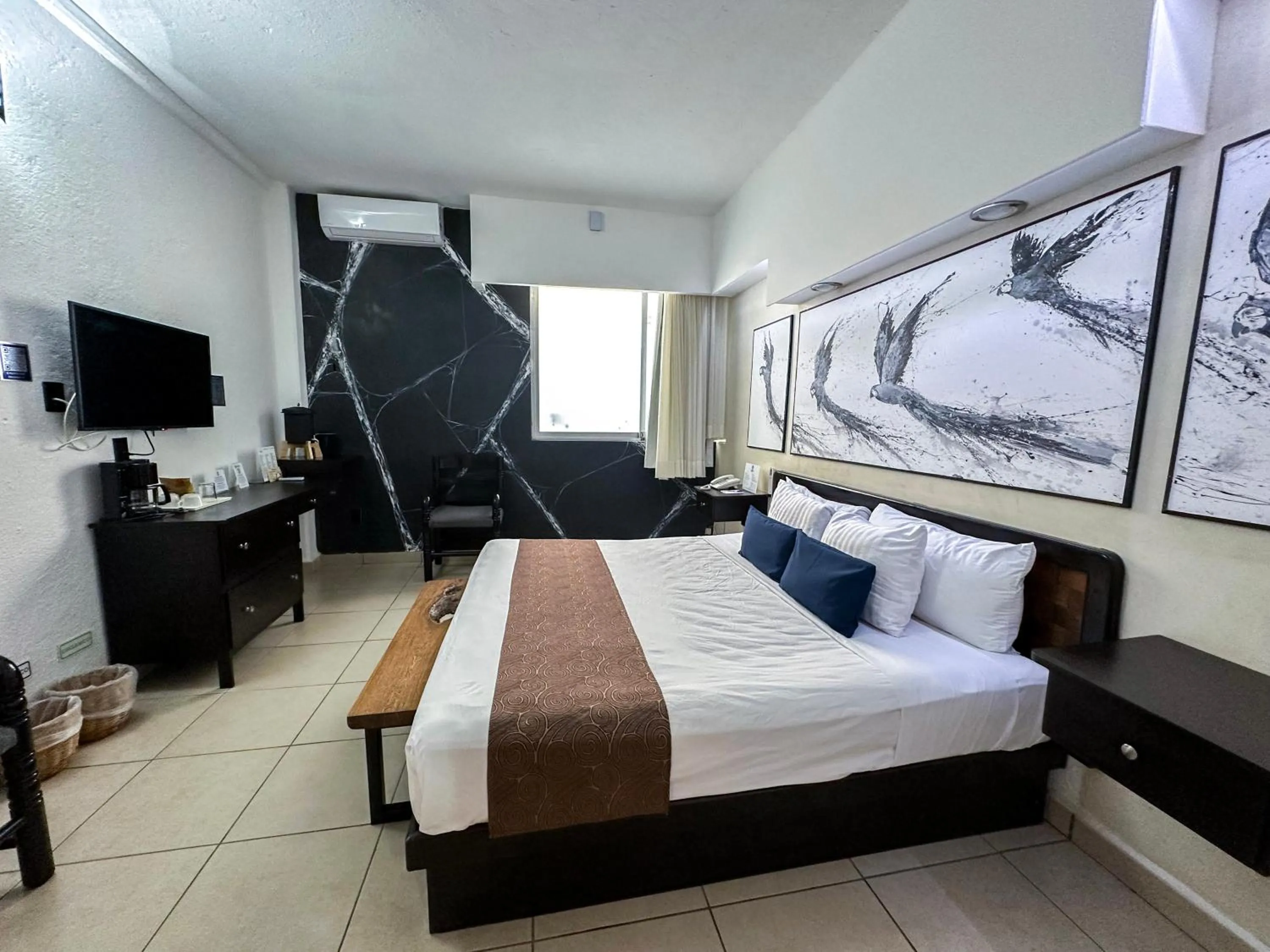 Photo of the whole room, Bed in Best Western Posada Chahue