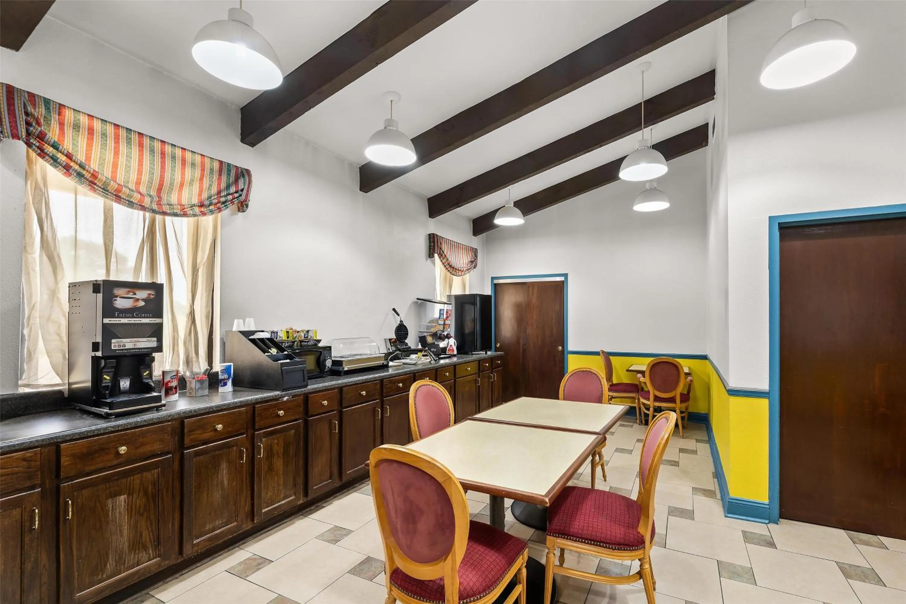 Coffee/tea facilities in America's Best Value Inn and Suites