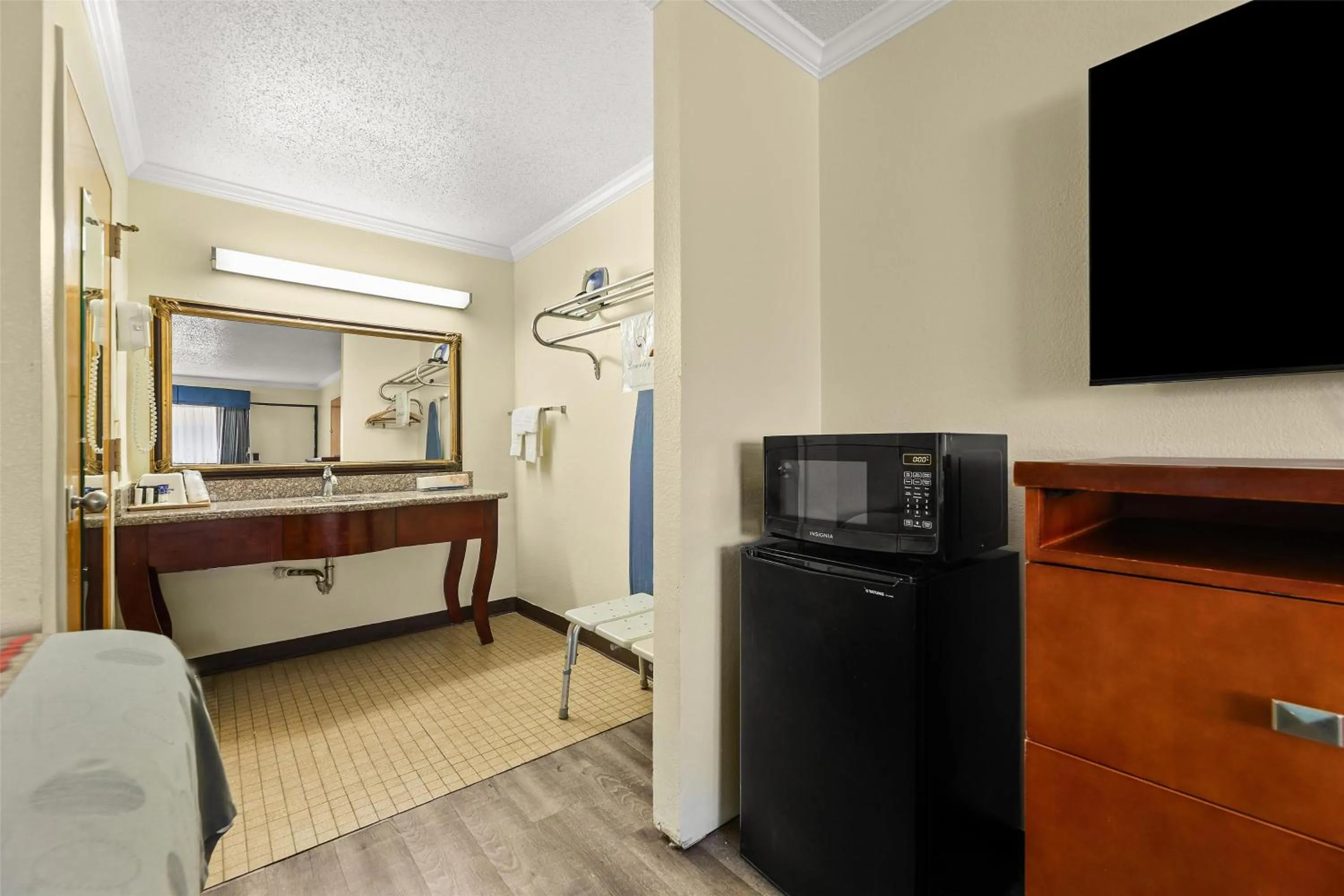 Bedroom in America's Best Value Inn and Suites