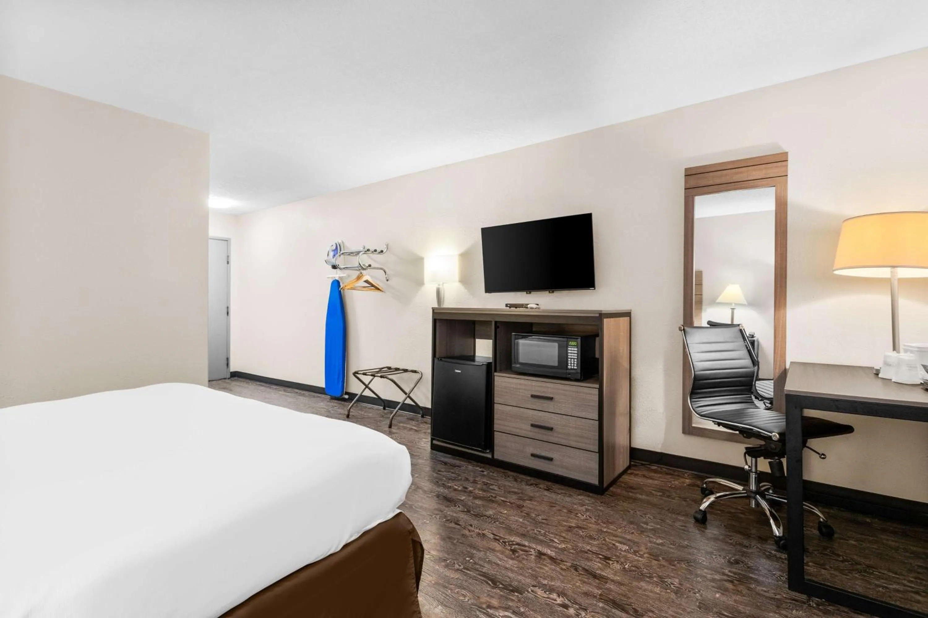 Bedroom, Bed in SureStay Hotel by Best Western Albuquerque Midtown