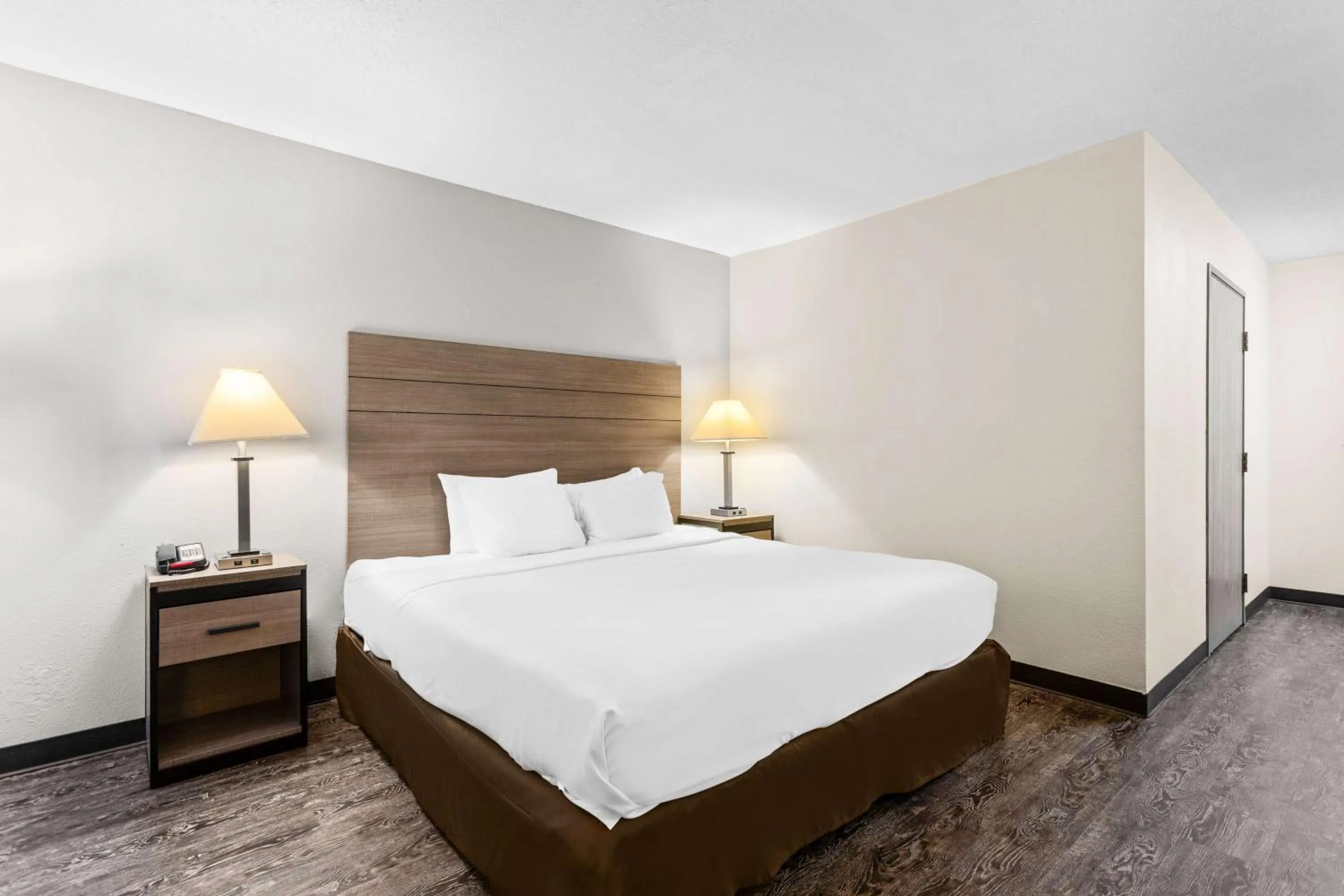Bedroom, Bed in SureStay Hotel by Best Western Albuquerque Midtown