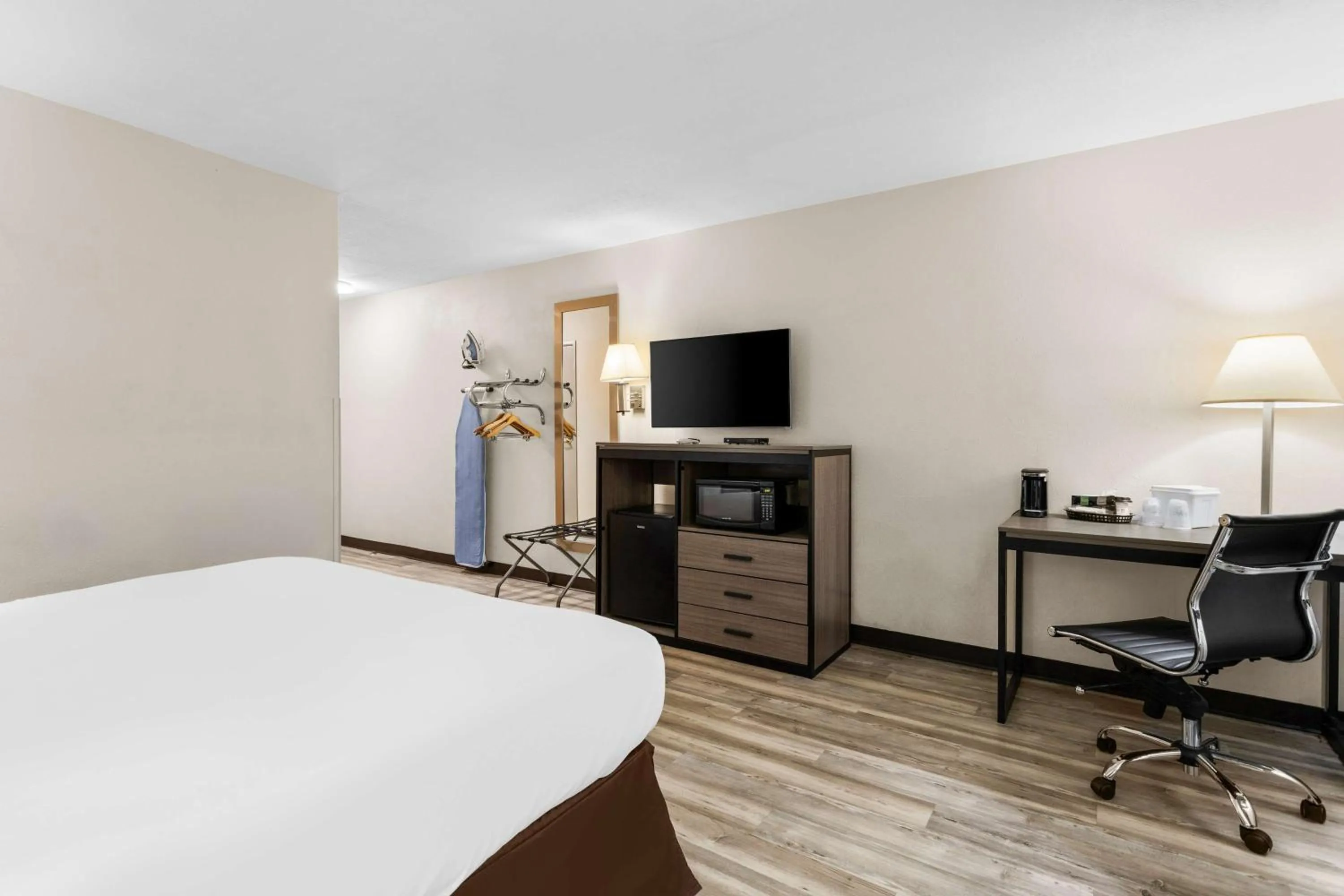 Bedroom, Bed in SureStay Hotel by Best Western Albuquerque Midtown