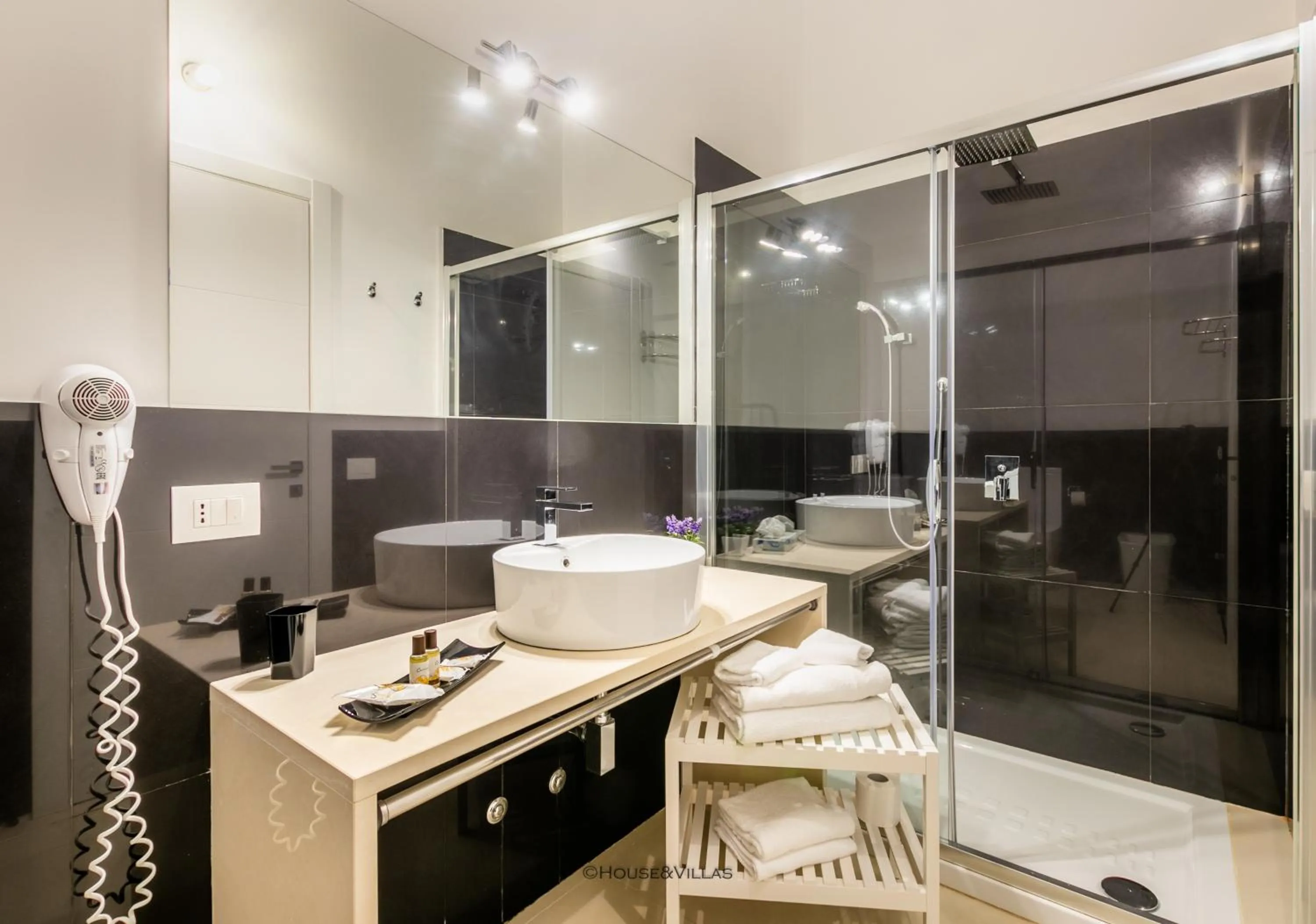 Shower in Villa Landolina