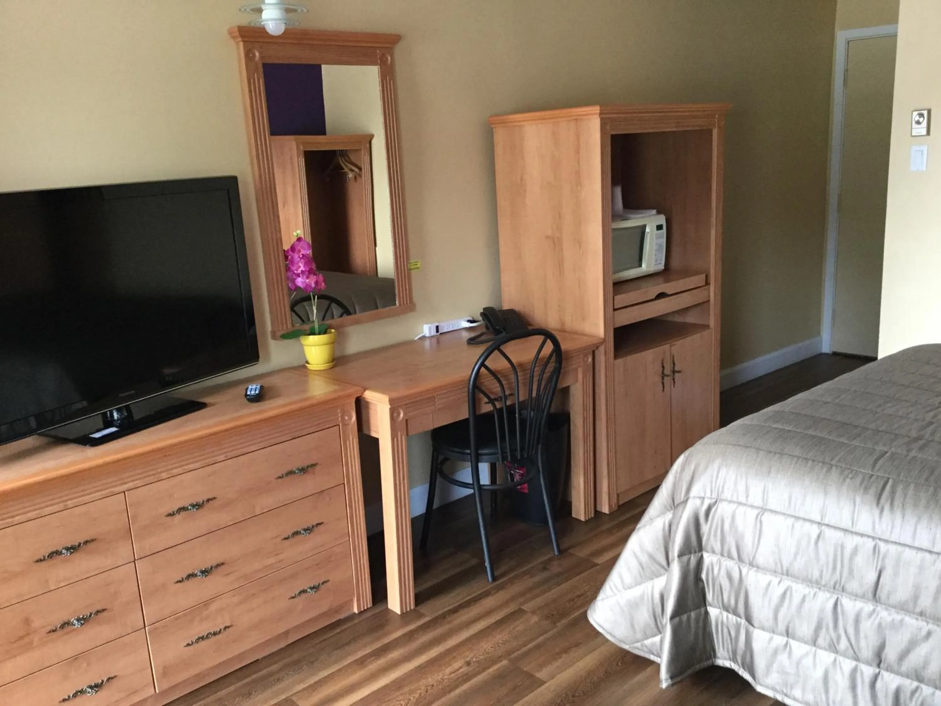 Decorative detail, Bed in Hotel Motel Hospitalité