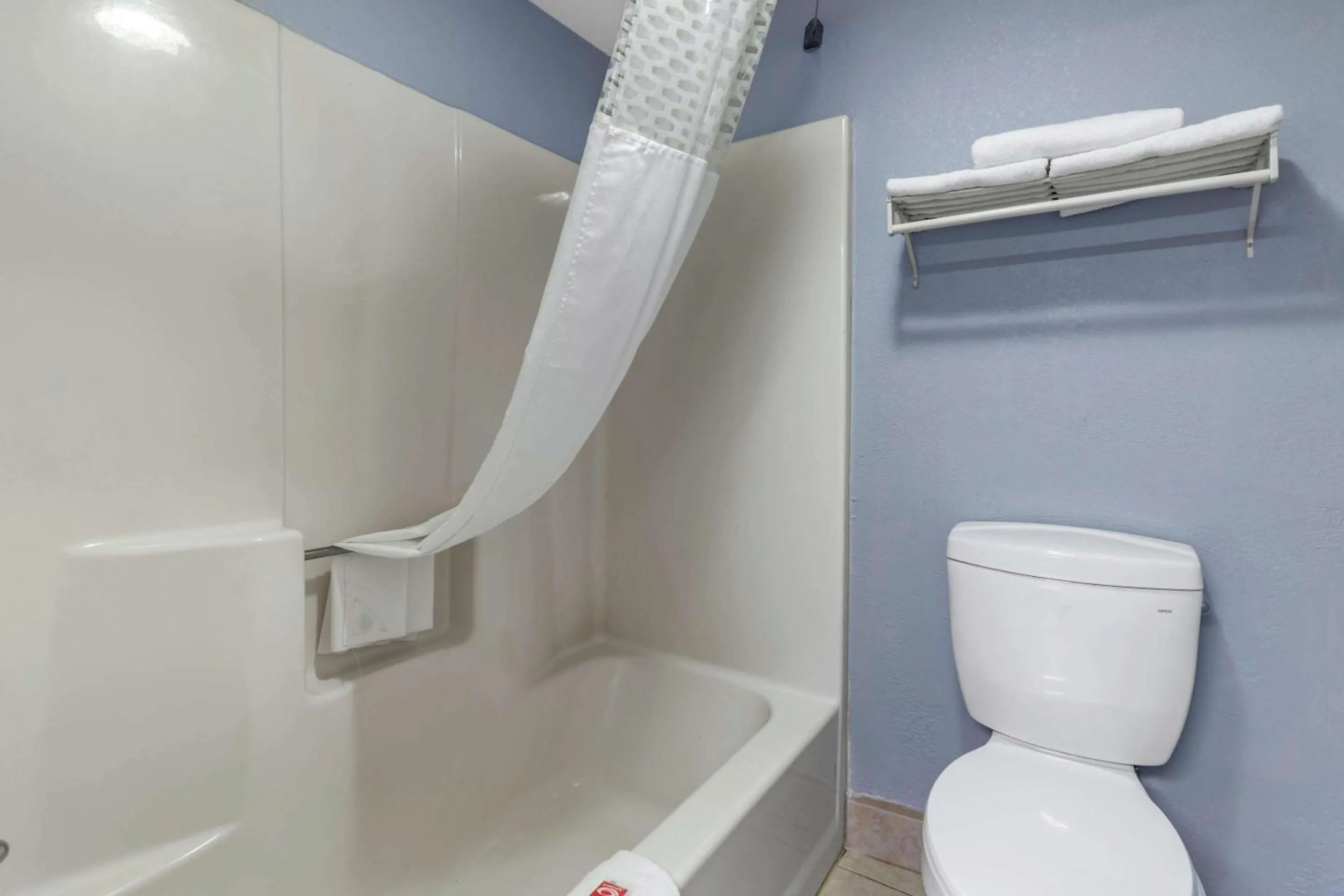 Bathroom in Econolodge Junction