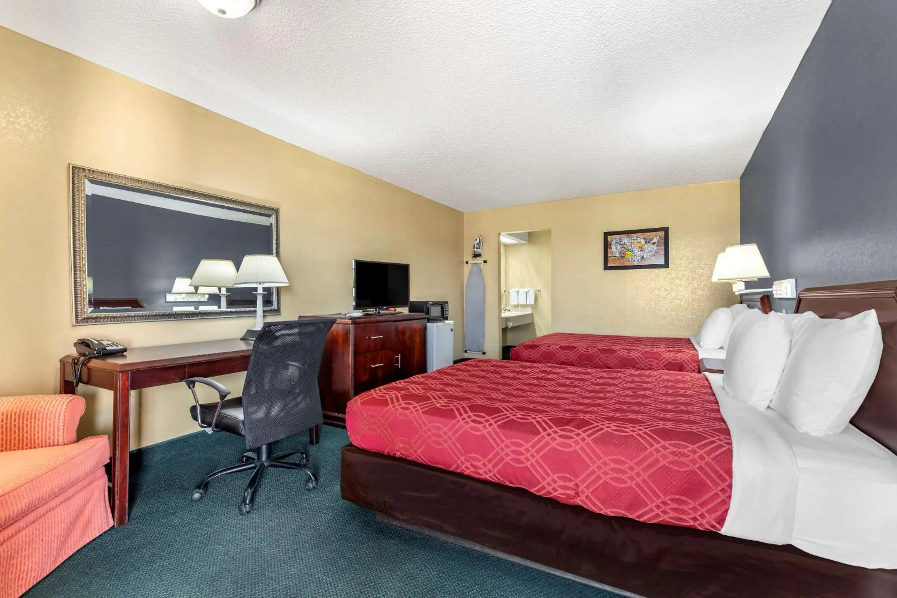Photo of the whole room, TV/Entertainment Center in Econolodge Junction