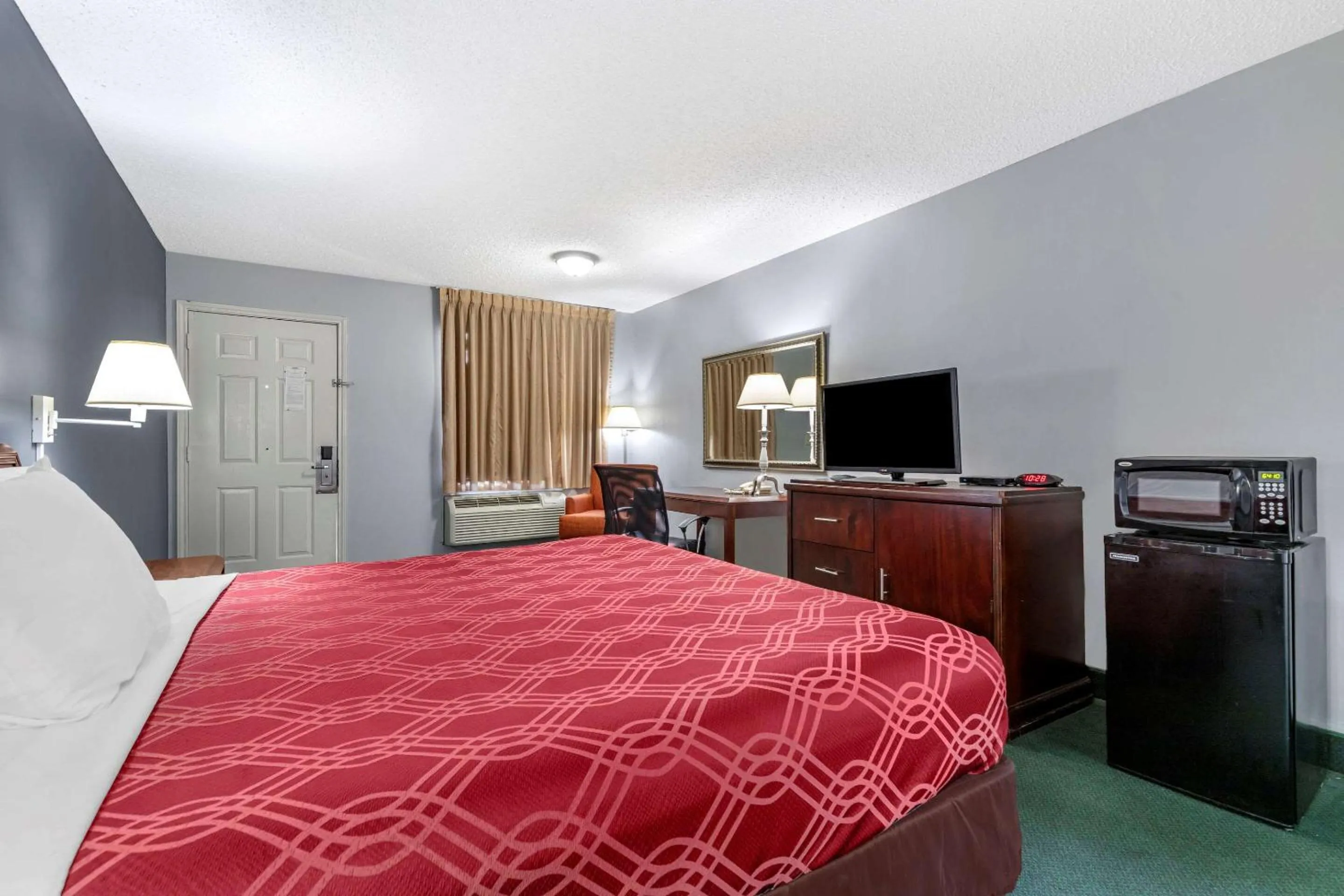 Photo of the whole room, TV/Entertainment Center in Econolodge Junction