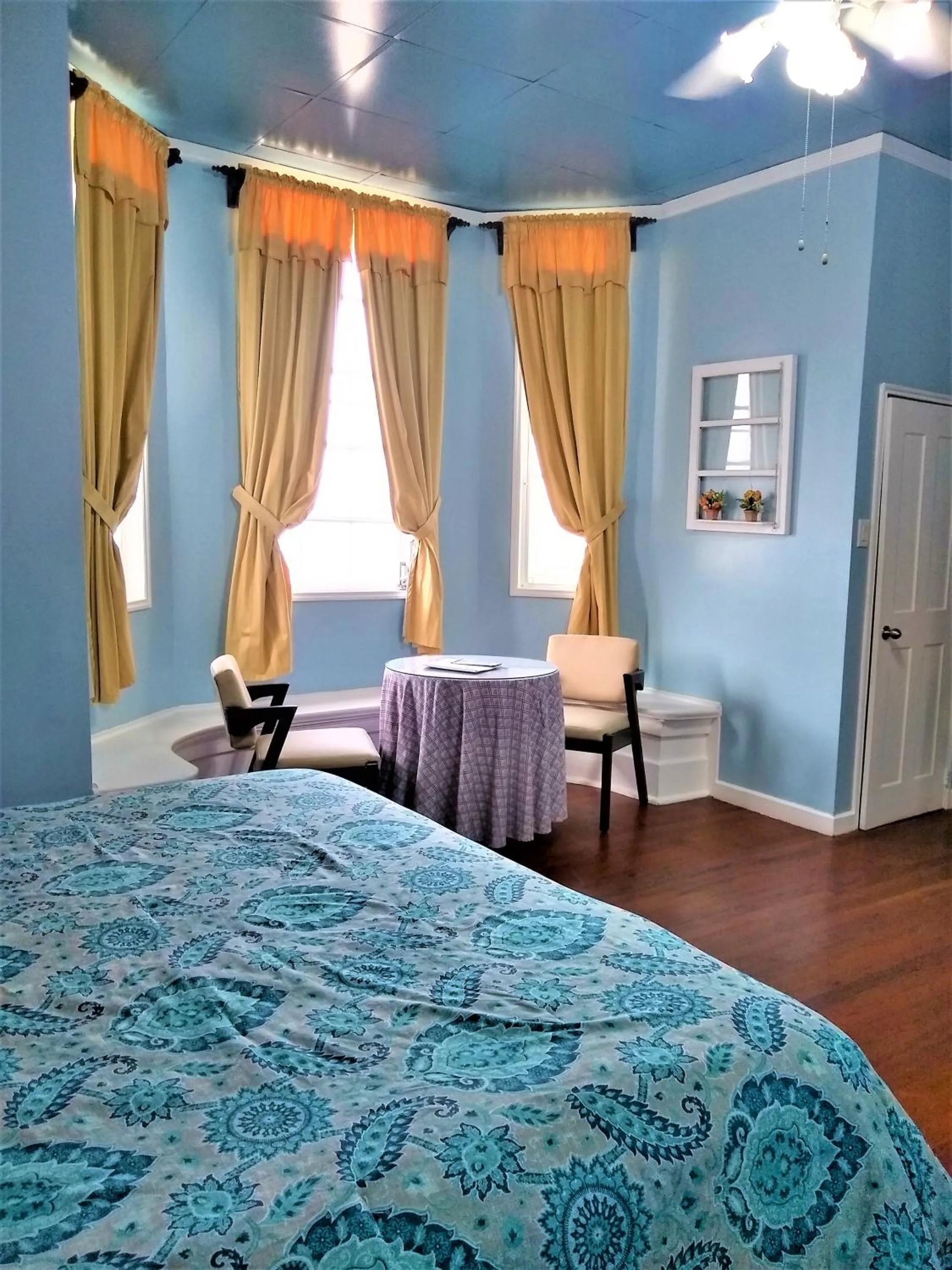 Seating area, Bed in The Great House Inn