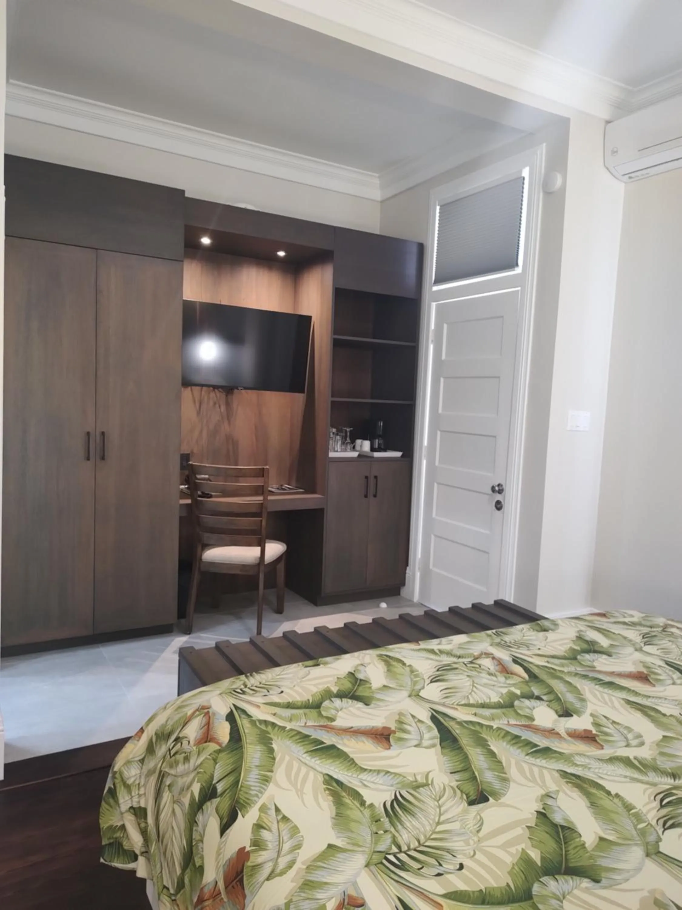 Photo of the whole room, Bed in The Great House Inn