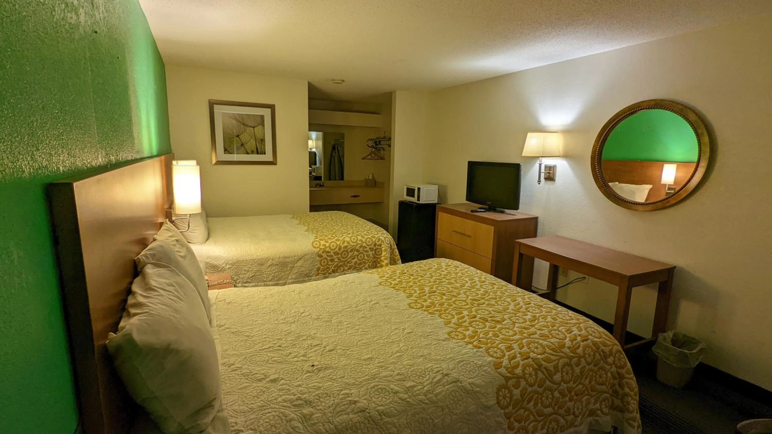 Bedroom, Bed in Budget Host Inn