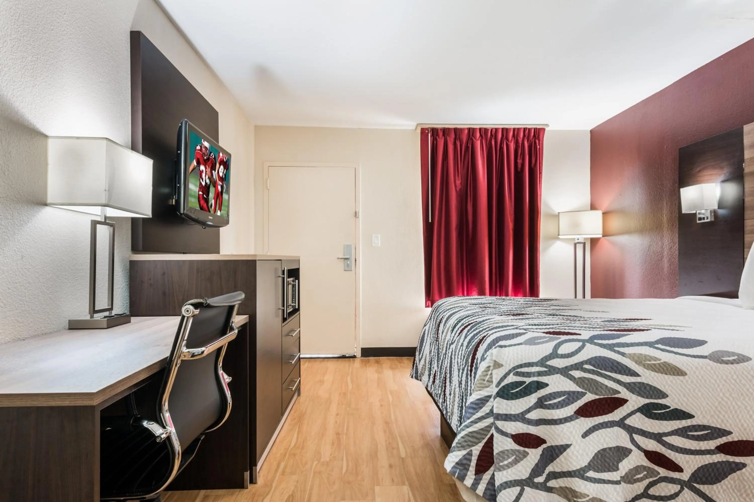 Photo of the whole room, Bed in Red Roof Inn Texarkana