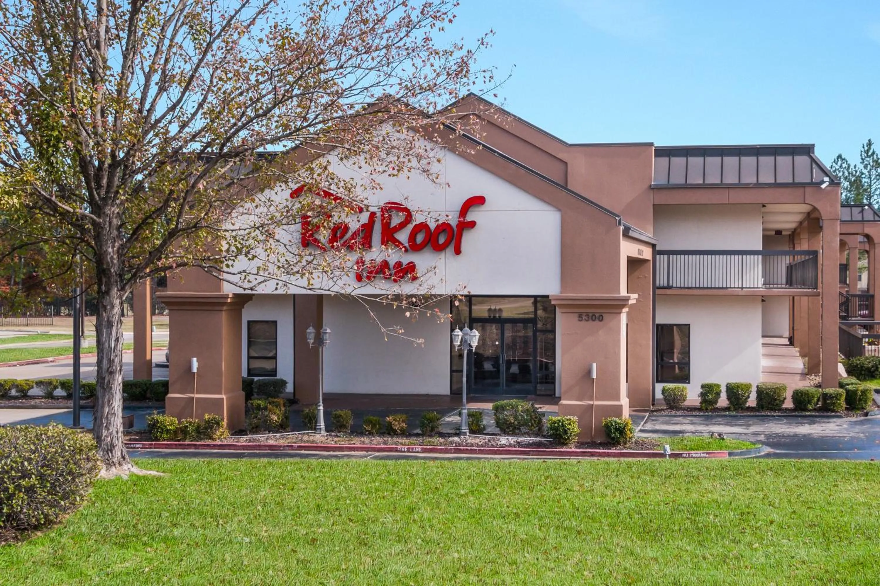 Property building in Red Roof Inn Texarkana