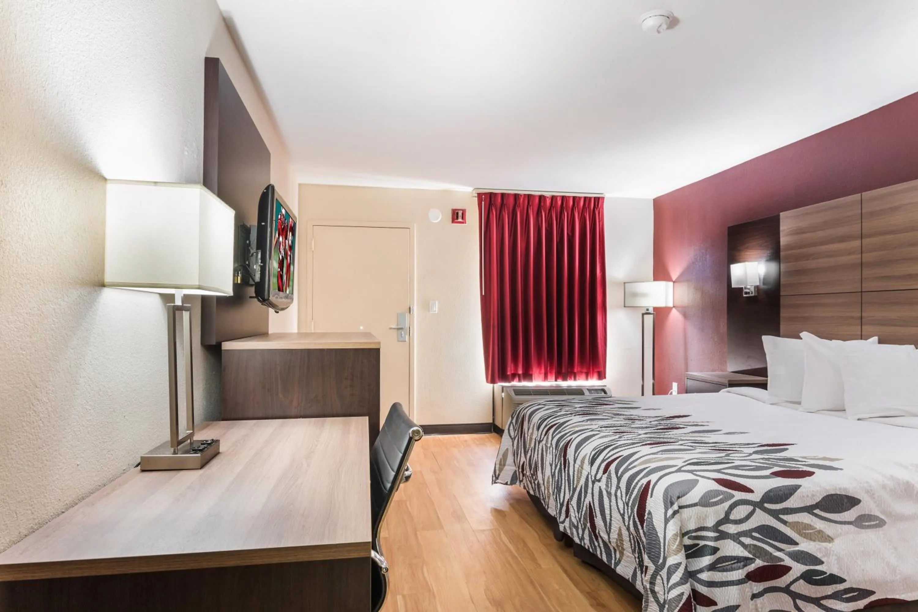 Photo of the whole room, Bed in Red Roof Inn Texarkana