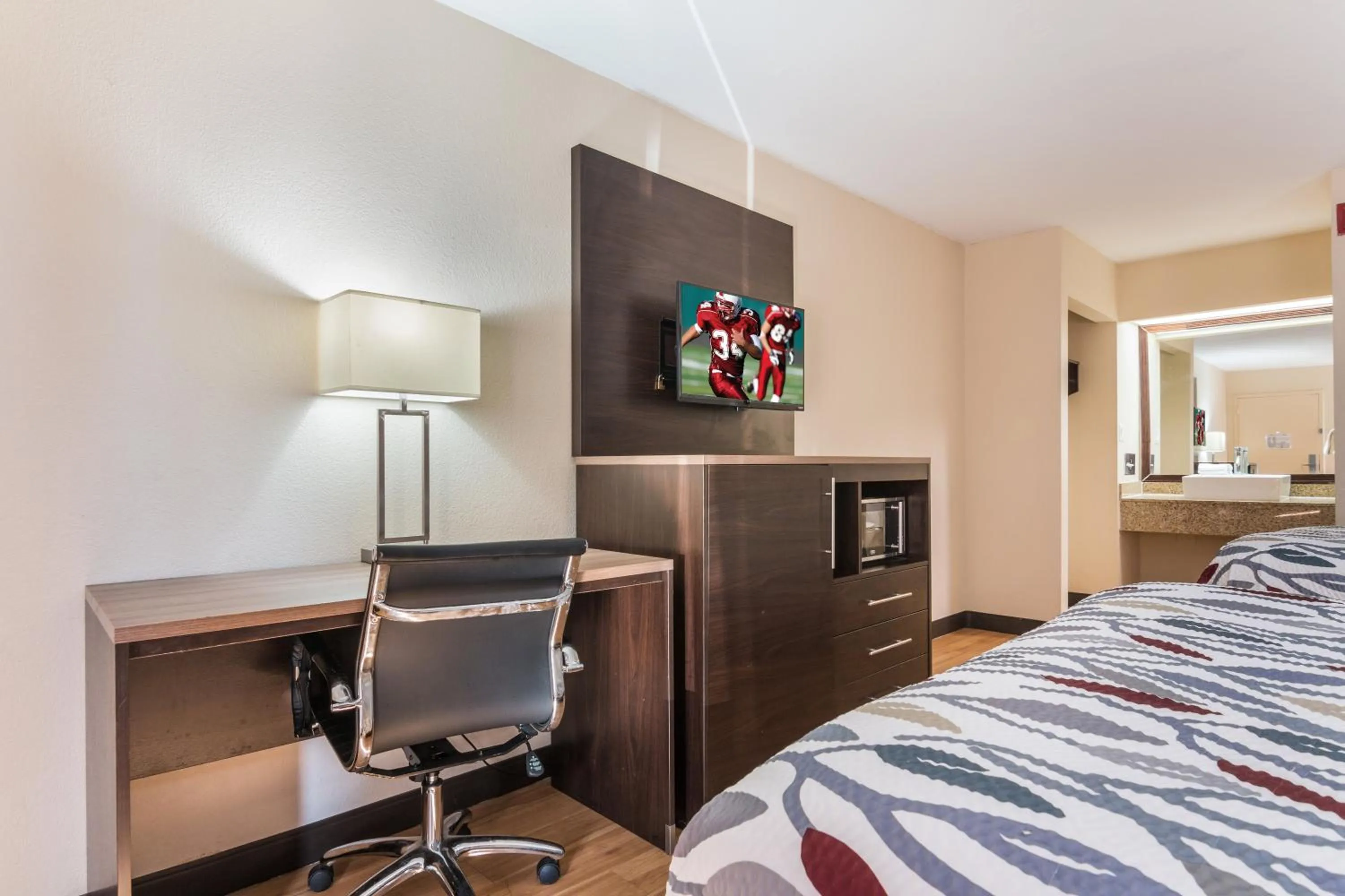 Photo of the whole room, Bed in Red Roof Inn Texarkana