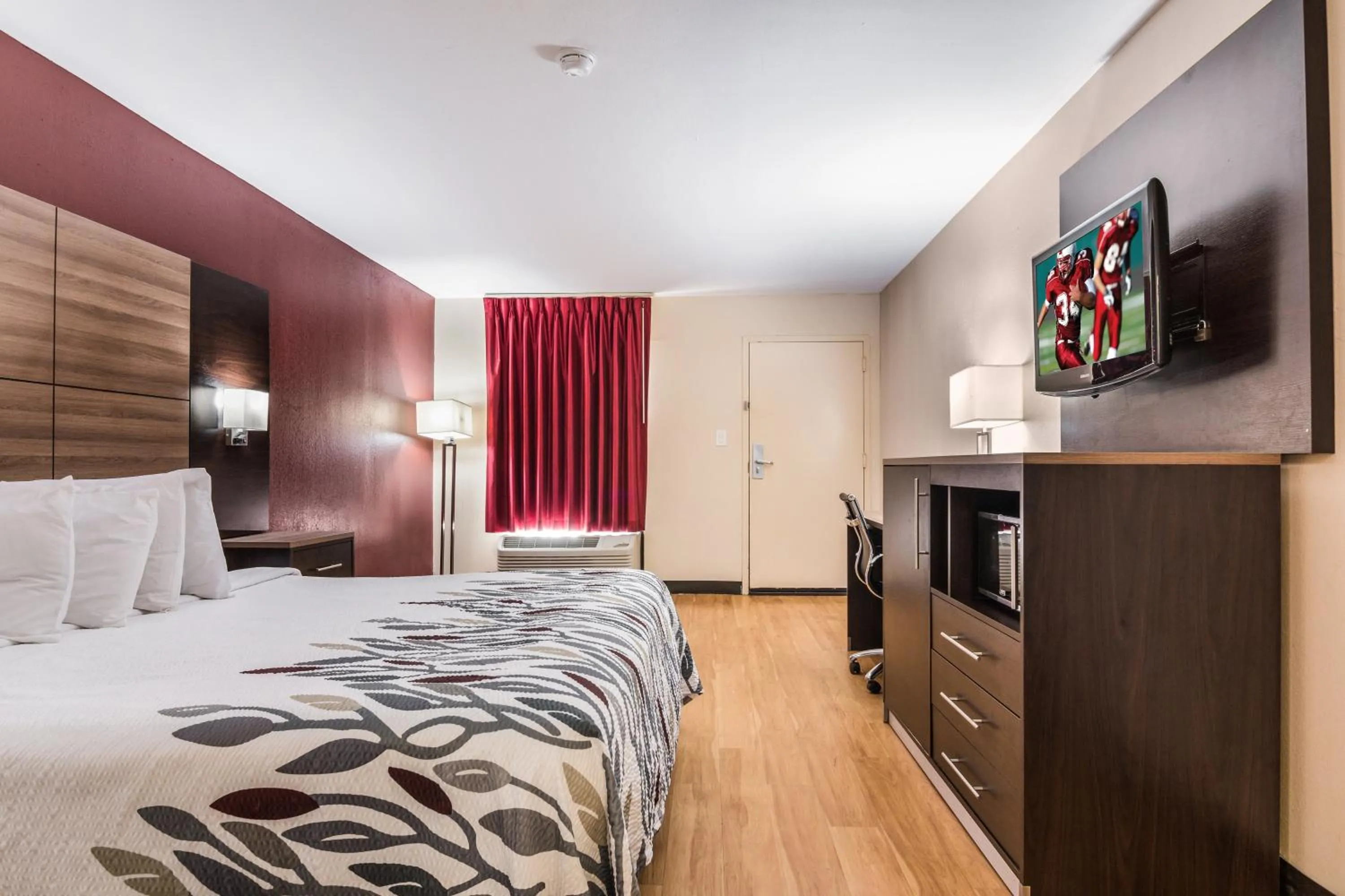 Photo of the whole room, Bed in Red Roof Inn Texarkana