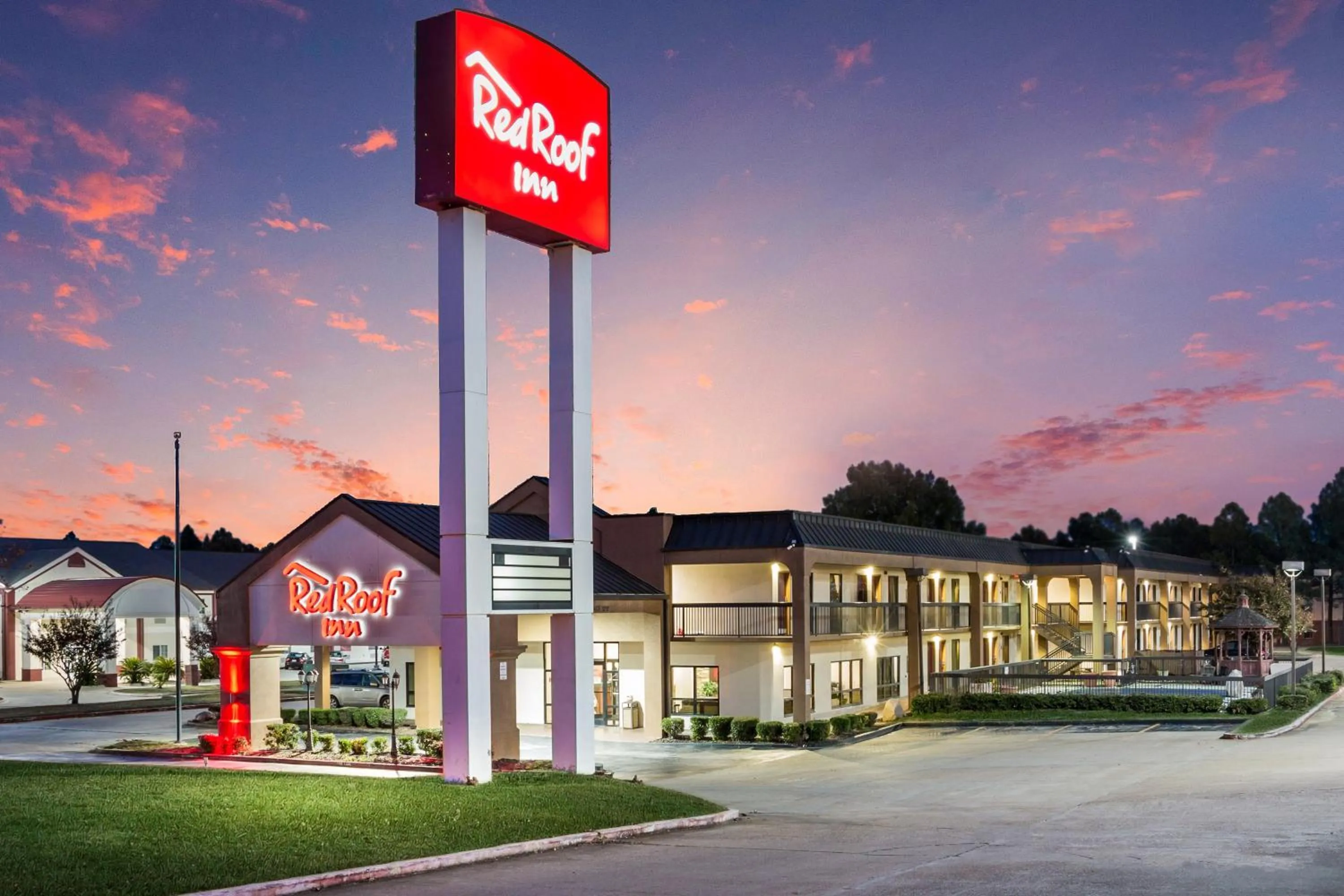 Property building in Red Roof Inn Texarkana