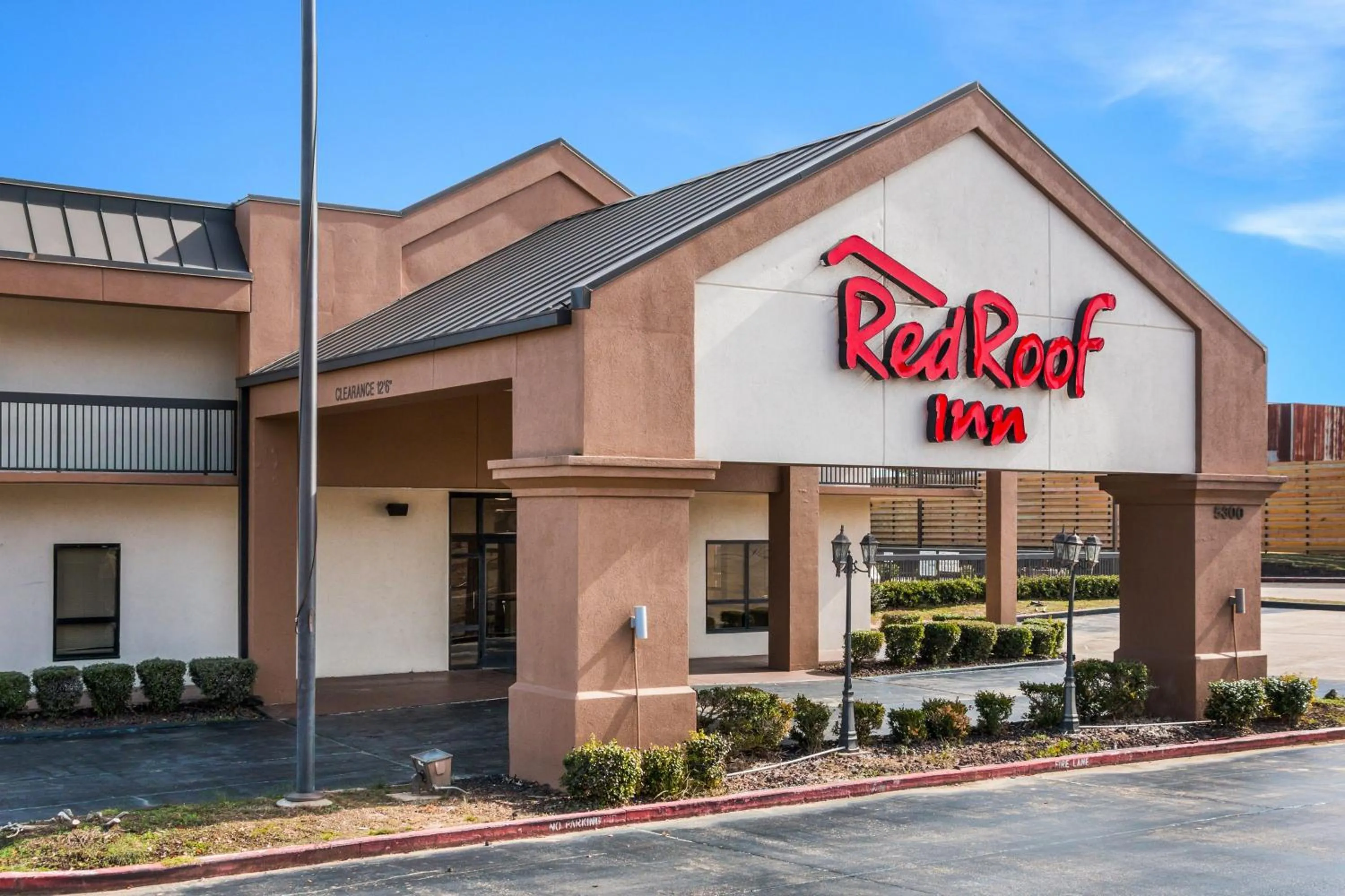 Property building in Red Roof Inn Texarkana