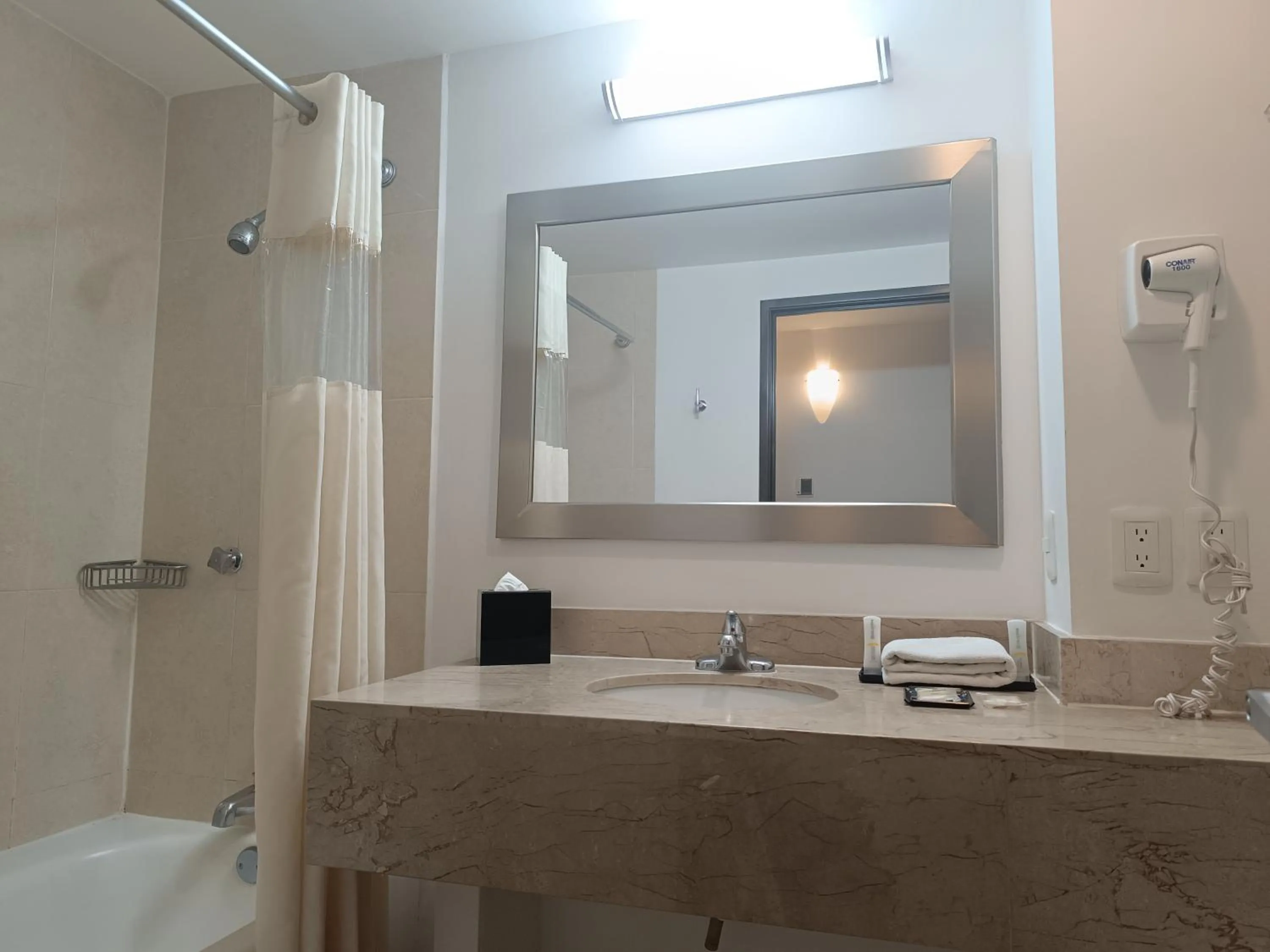 Bathroom in La Quinta by Wyndham Puebla Palmas Angelopolis